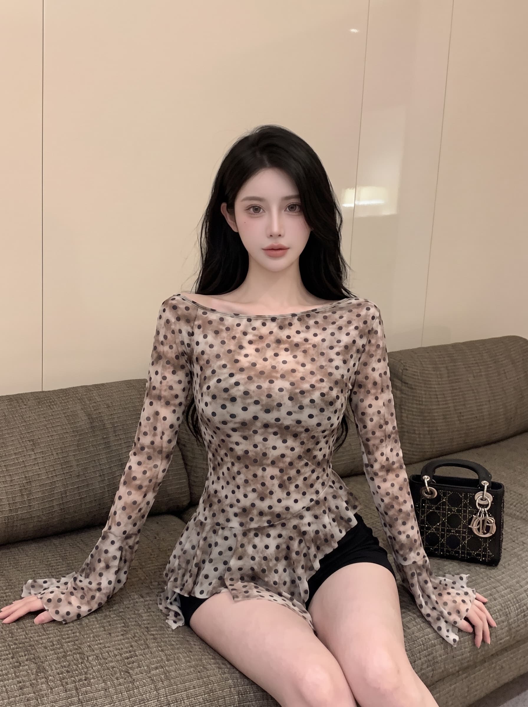 실사 디자인 센스 핫걸 비스듬한 칼라 오프숄더 도트 무늬 프린트 긴팔 시스루 망사 불규칙 티셔츠 맨위 여성 여름 상세 이미지 6