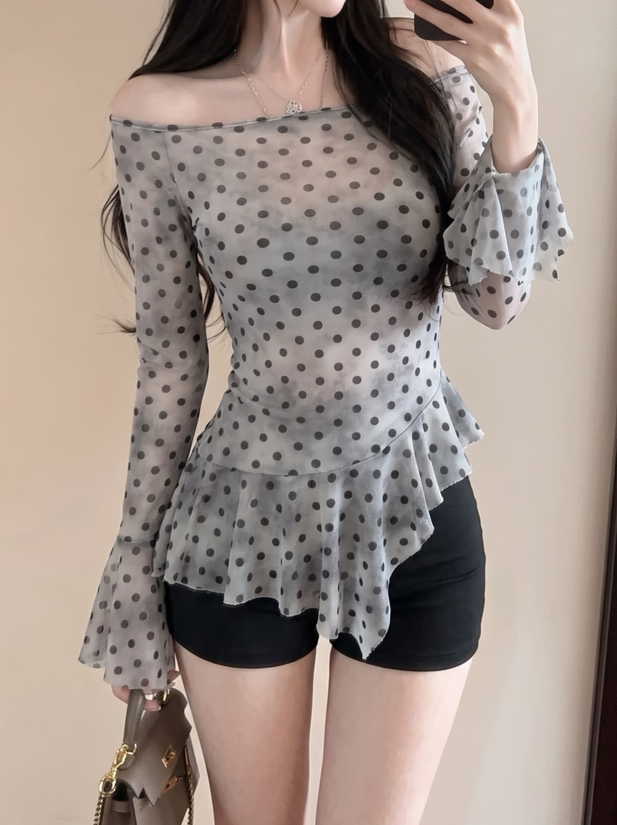 실사 디자인 센스 핫걸 비스듬한 칼라 오프숄더 도트 무늬 프린트 긴팔 시스루 망사 불규칙 티셔츠 맨위 여성 여름 상세 이미지 10