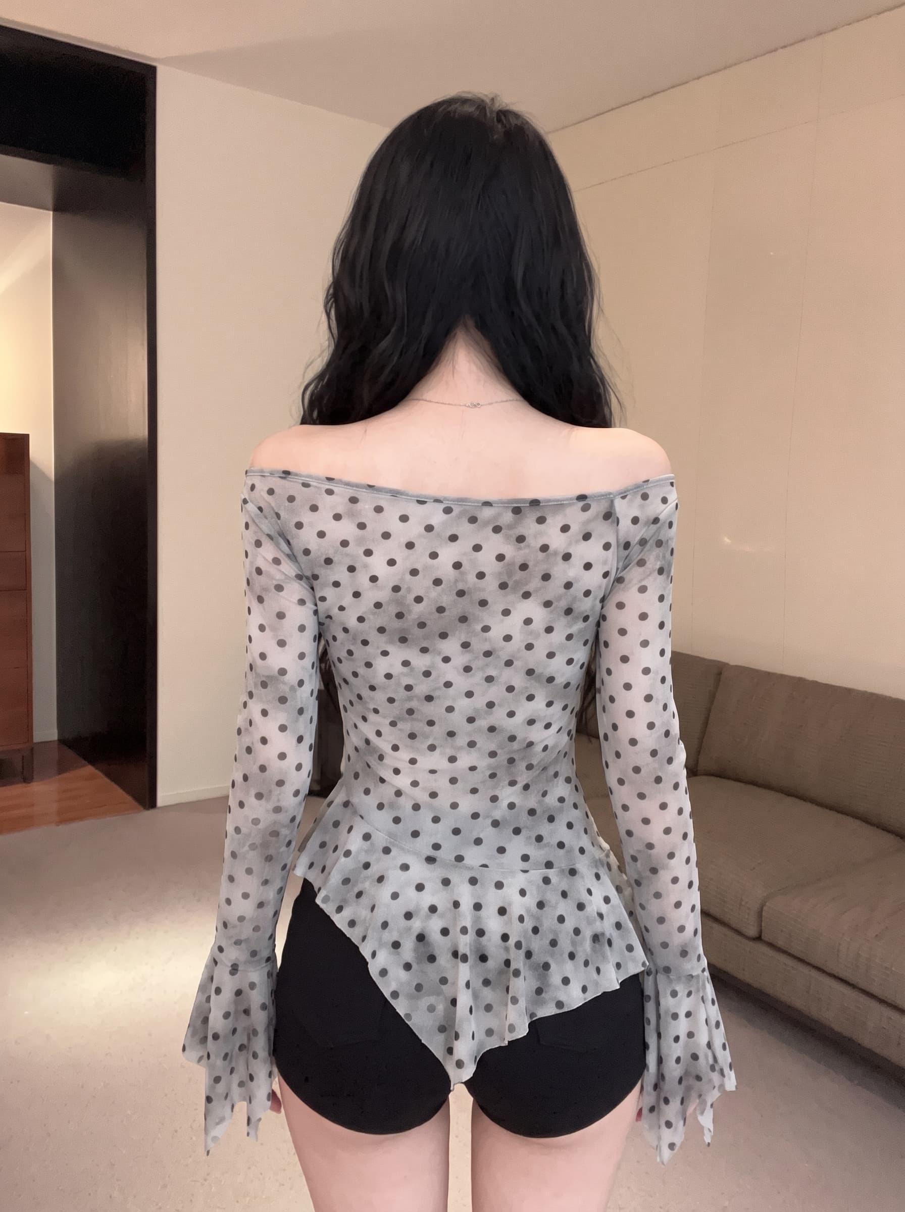 실사 디자인 센스 핫걸 비스듬한 칼라 오프숄더 도트 무늬 프린트 긴팔 시스루 망사 불규칙 티셔츠 맨위 여성 여름 상세 이미지 15