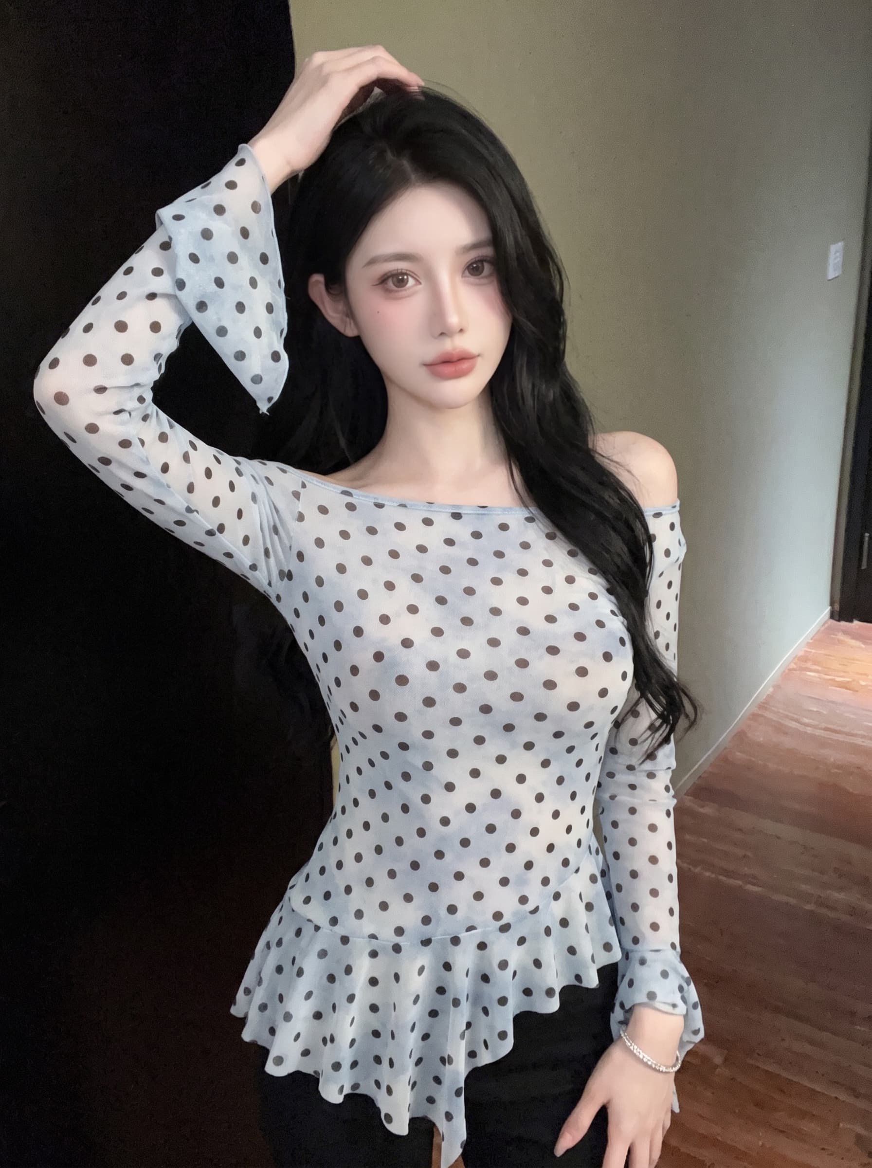 실사 디자인 센스 핫걸 비스듬한 칼라 오프숄더 도트 무늬 프린트 긴팔 시스루 망사 불규칙 티셔츠 맨위 여성 여름 상세 이미지 17