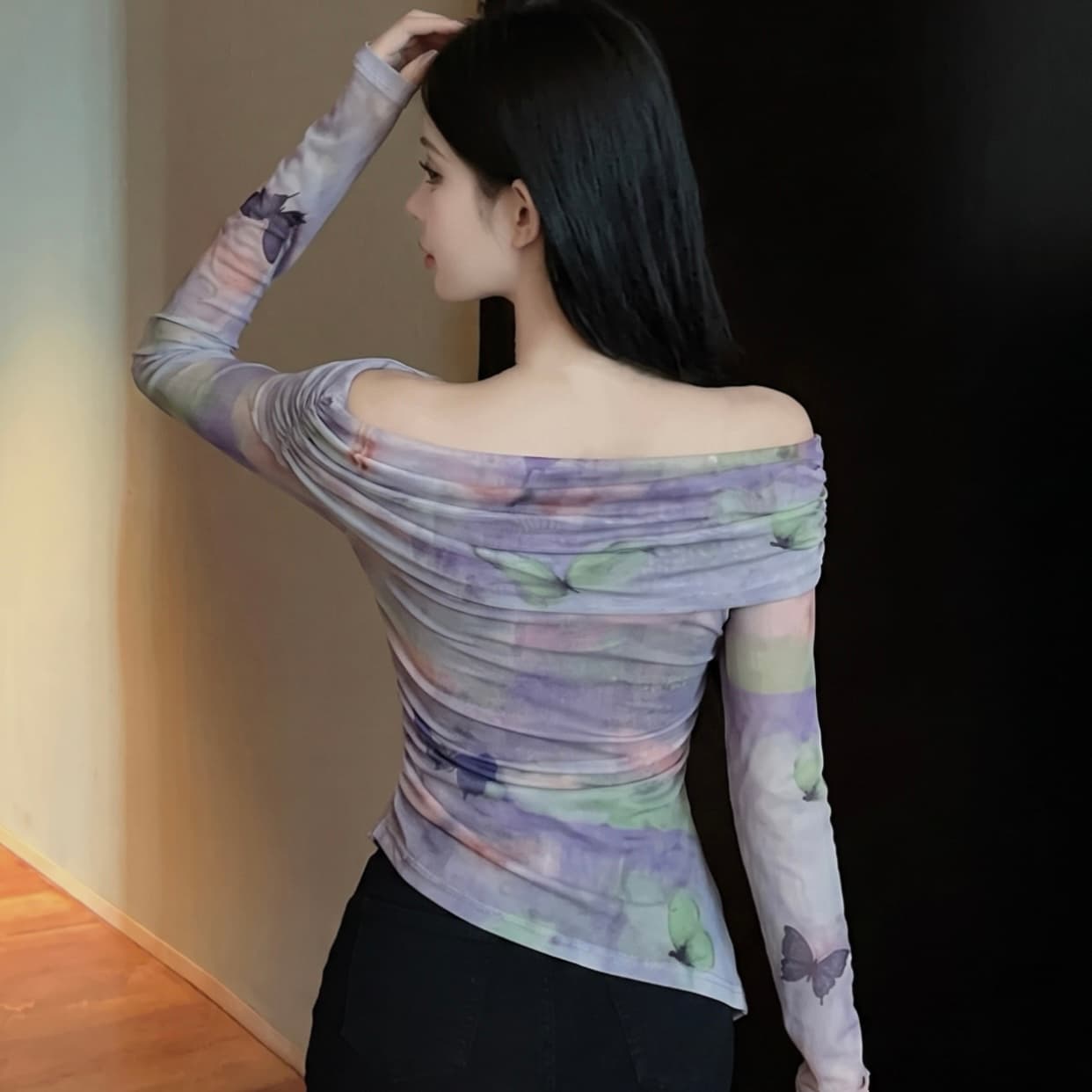 실사 이른 가을 한국 스타일 새로운 보트넥 나비 프린트 몸매 가꾸기 슬림해 보이는 불규칙 긴팔 티셔츠 맨위 여성 이미지 6