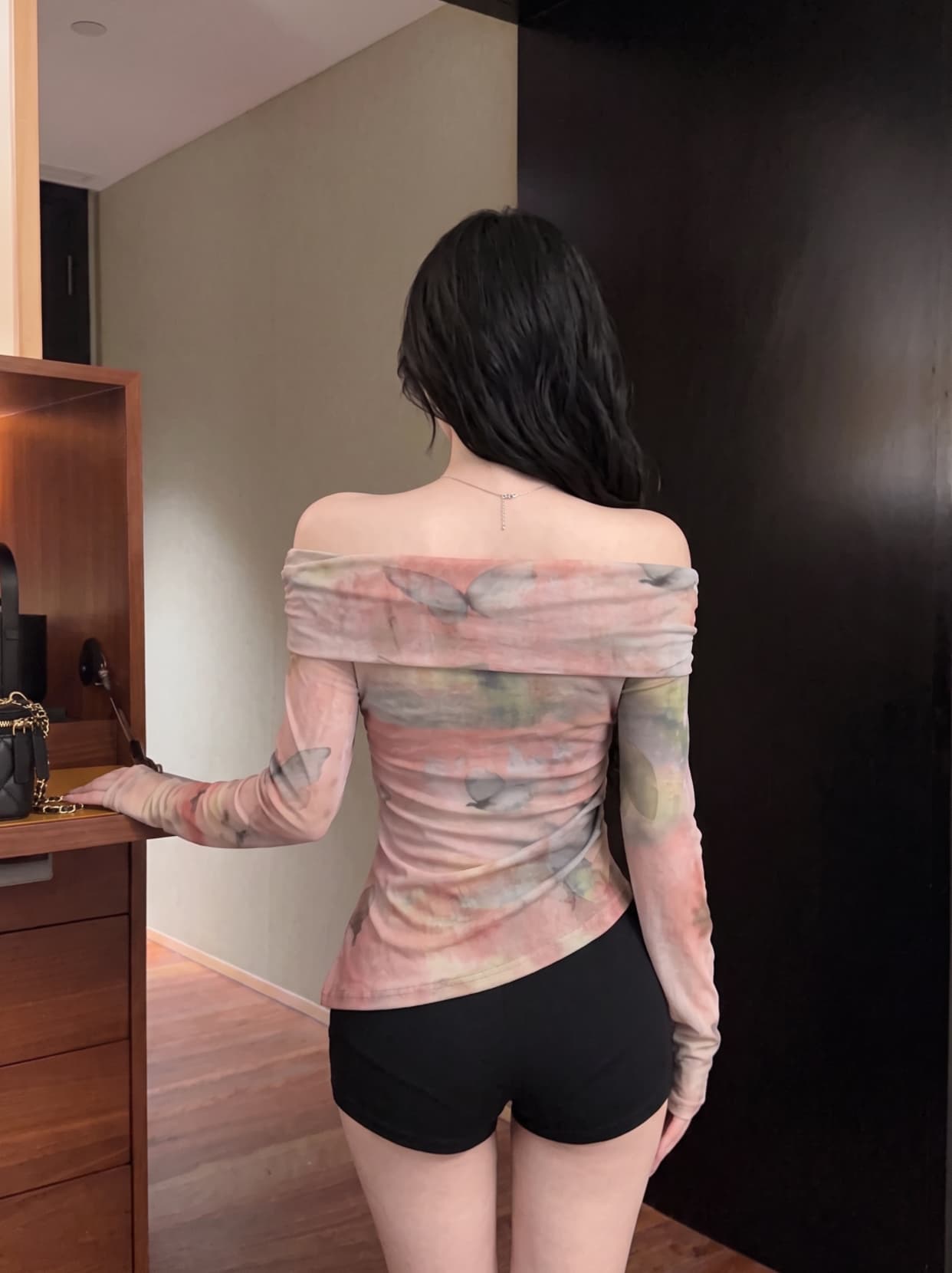 실사 이른 가을 한국 스타일 새로운 보트넥 나비 프린트 몸매 가꾸기 슬림해 보이는 불규칙 긴팔 티셔츠 맨위 여성 상세 이미지 15
