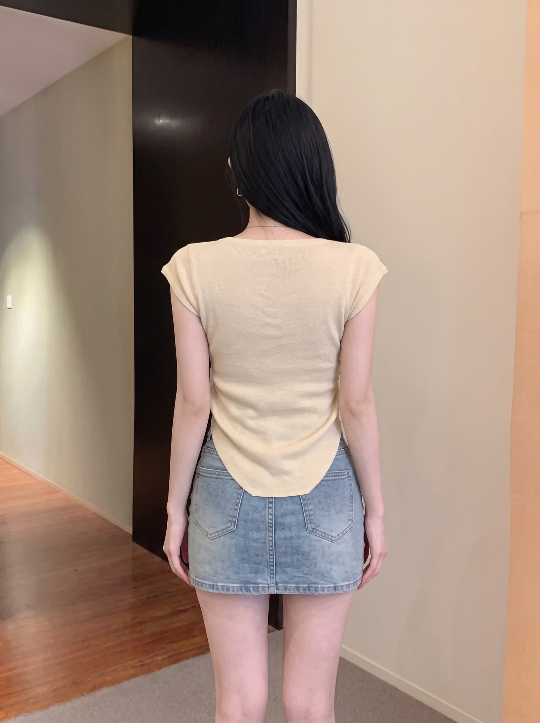 실사 u 칼라 쇄골 민소매 주름 티셔츠 여성 여름 디자인 센스 작은 대중 허리 수축 몸매 가꾸기 쇼트 스타일 니트 스웨터 맨위 상세 이미지 5