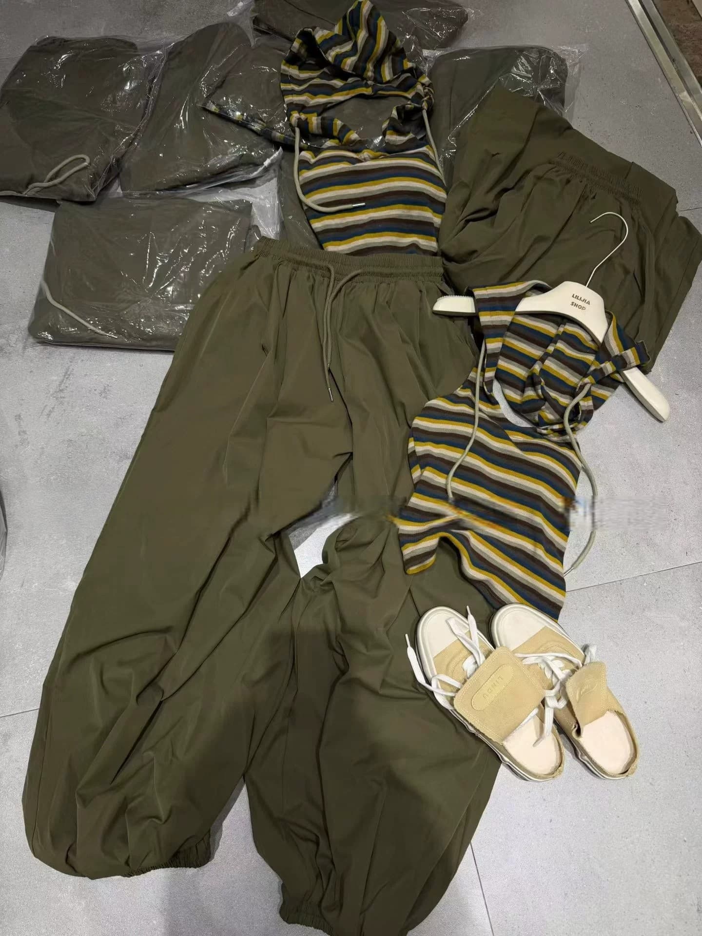 올해 여름 새로운 한국 스타일 스트라이프 후드 백리스 맨위 캐주얼 바지 루즈핏 슬림해 보이는 투피스 세트 패션 섹션 상세 이미지 14