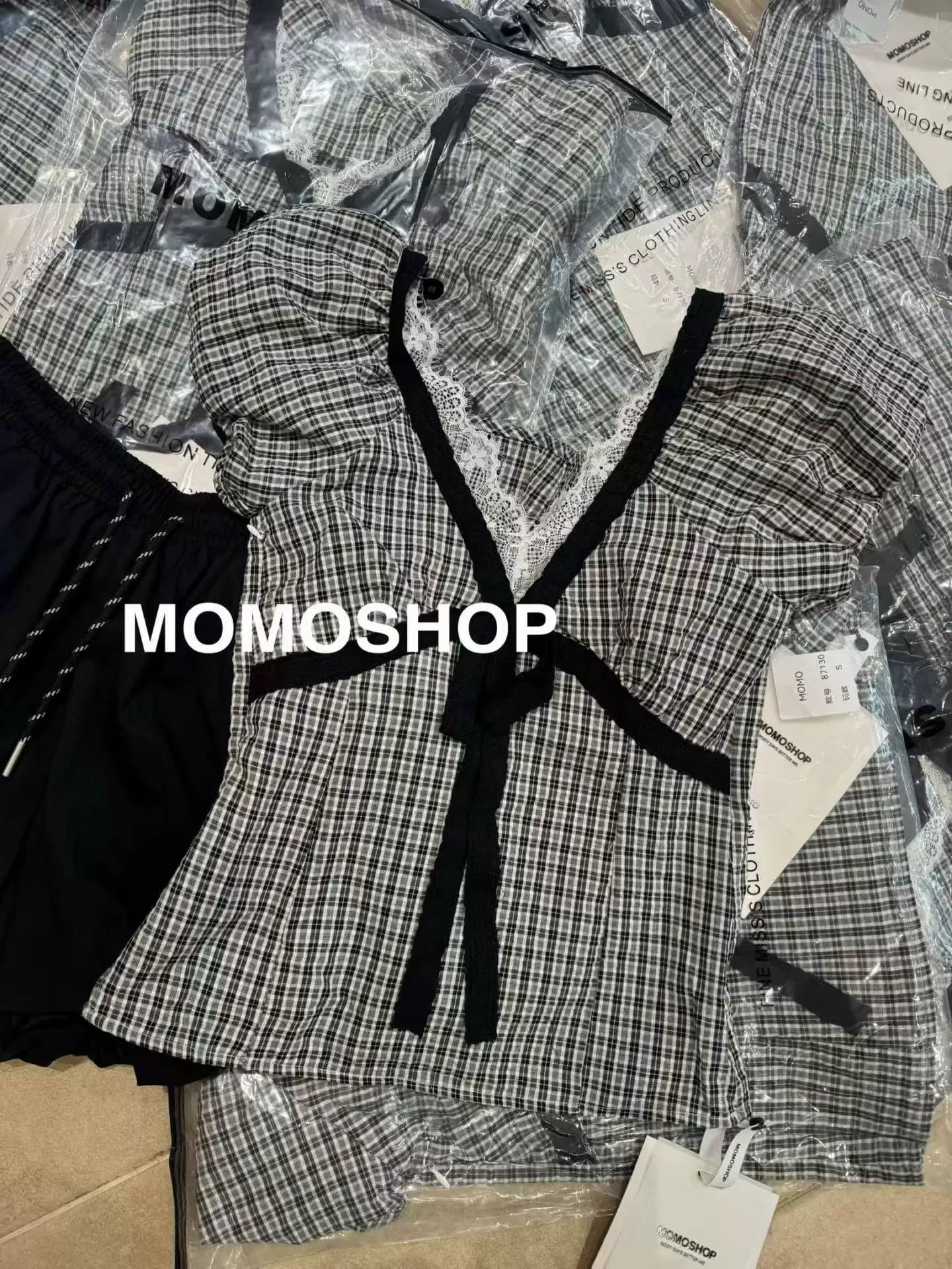 momo 여름 2026 새로운 디자인 센스 한국 스타일 레이스 측면 배색 체크무늬 맨위 여성 패션 다용도 티셔츠 여성 이미지 2