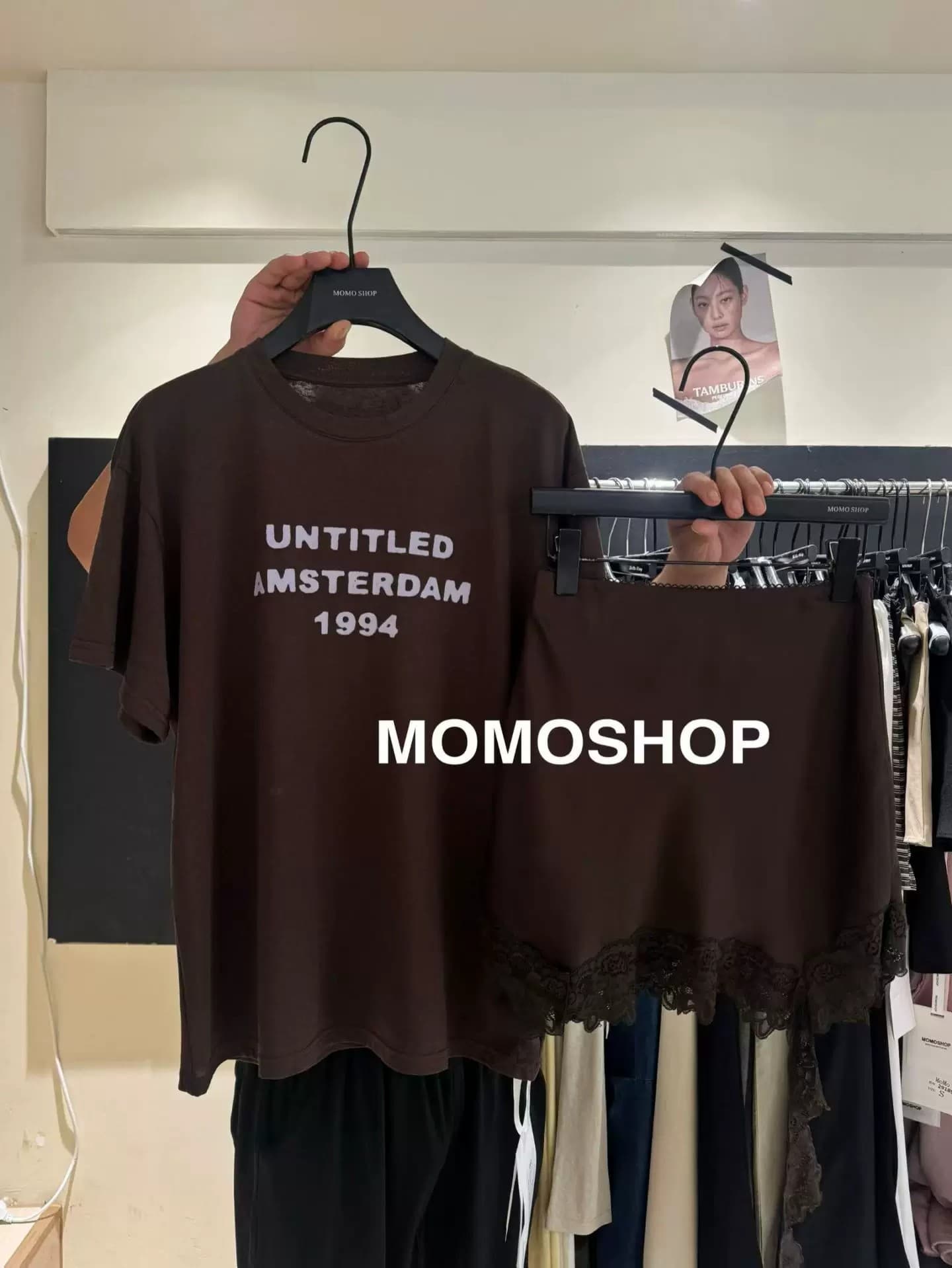 momo 여름 새로운 2026 느슨함 센스 알파벳 프린트 티셔츠 레이스 반 스커트 세트 여성 슬림해 보이는 패션 착용 가져 가라. 상세 이미지 2