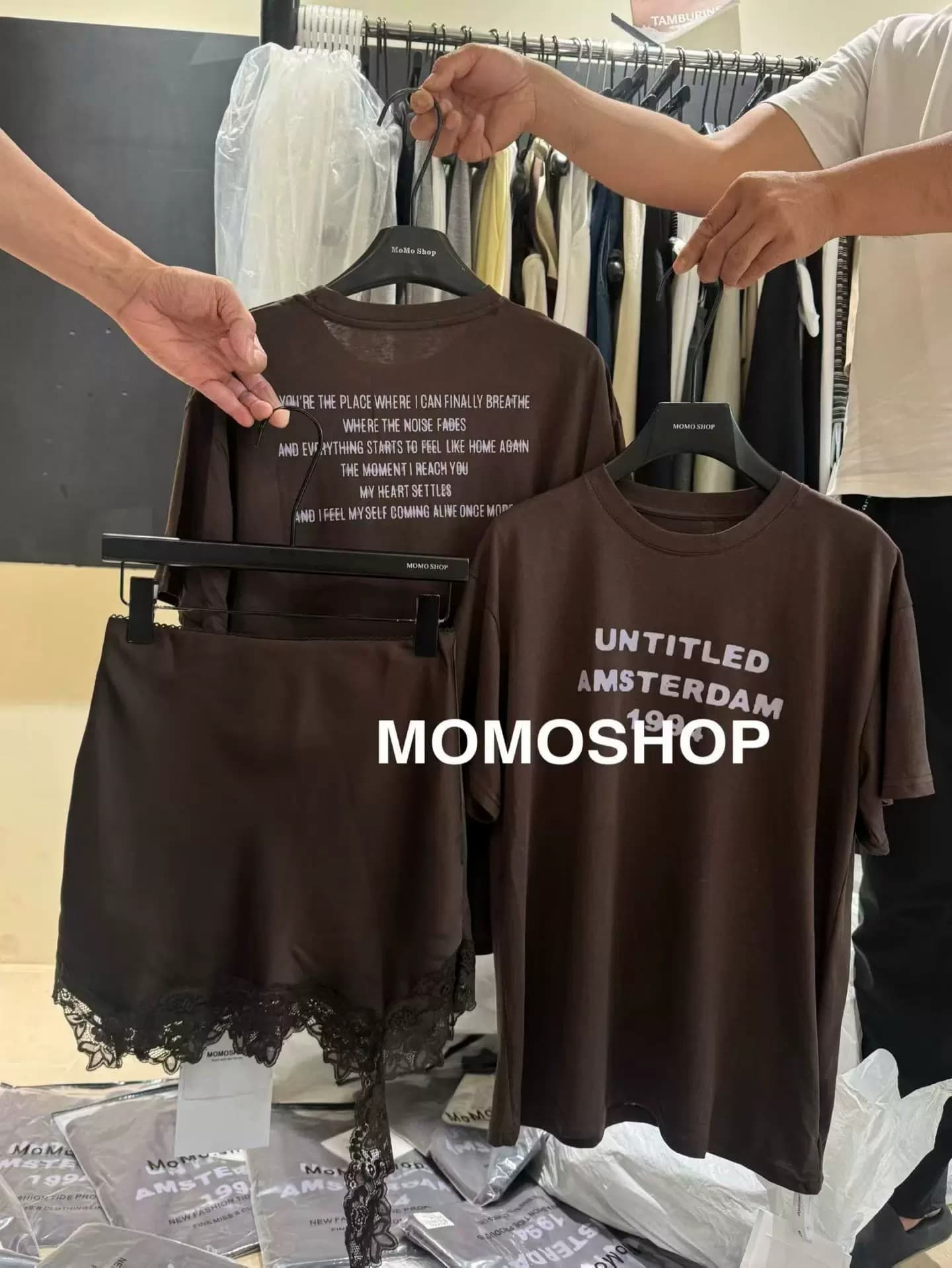 momo 여름 새로운 2026 느슨함 센스 알파벳 프린트 티셔츠 레이스 반 스커트 세트 여성 슬림해 보이는 패션 착용 가져 가라. 상세 이미지 9
