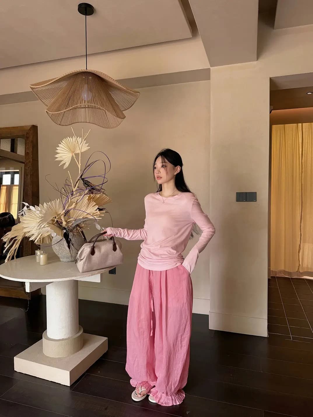 미니멀리즘 단색 기초 섹션 얼음 실크 긴팔 티셔츠 여성 얇은 스타일 몸매 가꾸기 슬림해 보이는 디자인 센스 만나는 맨위 트렌디 이미지 3