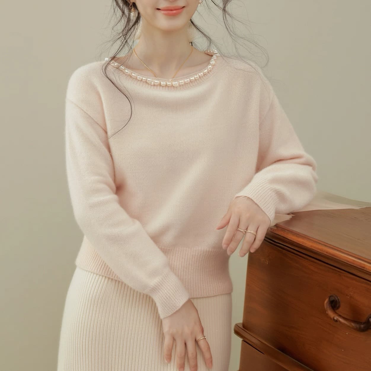 한 부서 미니멀리즘 핑크색 진주 칼라 라운드 넥 니트 스웨터 여성 2026 가을 겨울 새로운 부드러운 바람 루즈핏 다용도 맨위 이미지 4