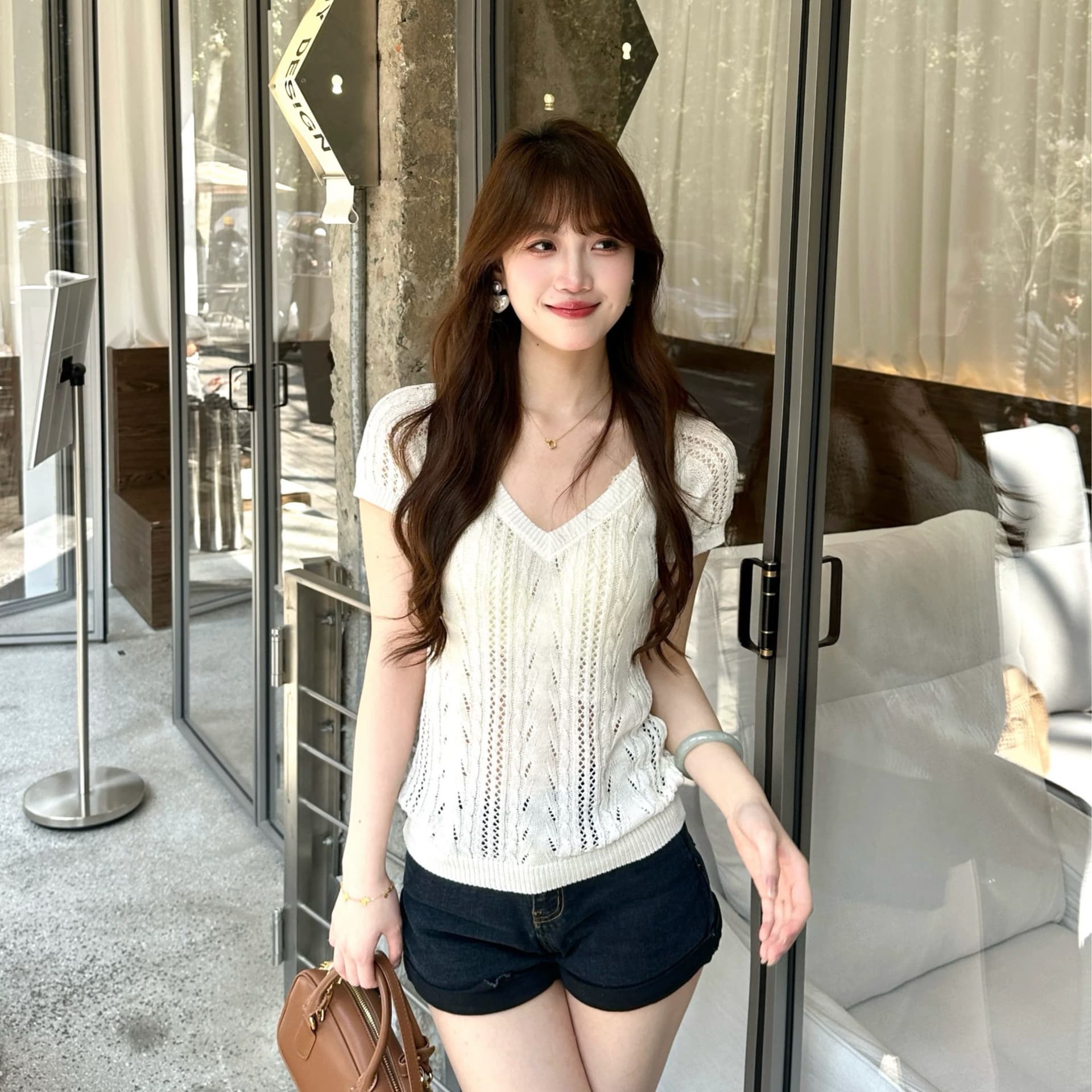 고급 순수한 욕망 통제 한국 스타일 홀로우 아웃 마이크로 ~을 통해 V넥 티셔츠 여성 2026 여름 새로운 얇은 스타일 몸매 가꾸기 니트 반팔