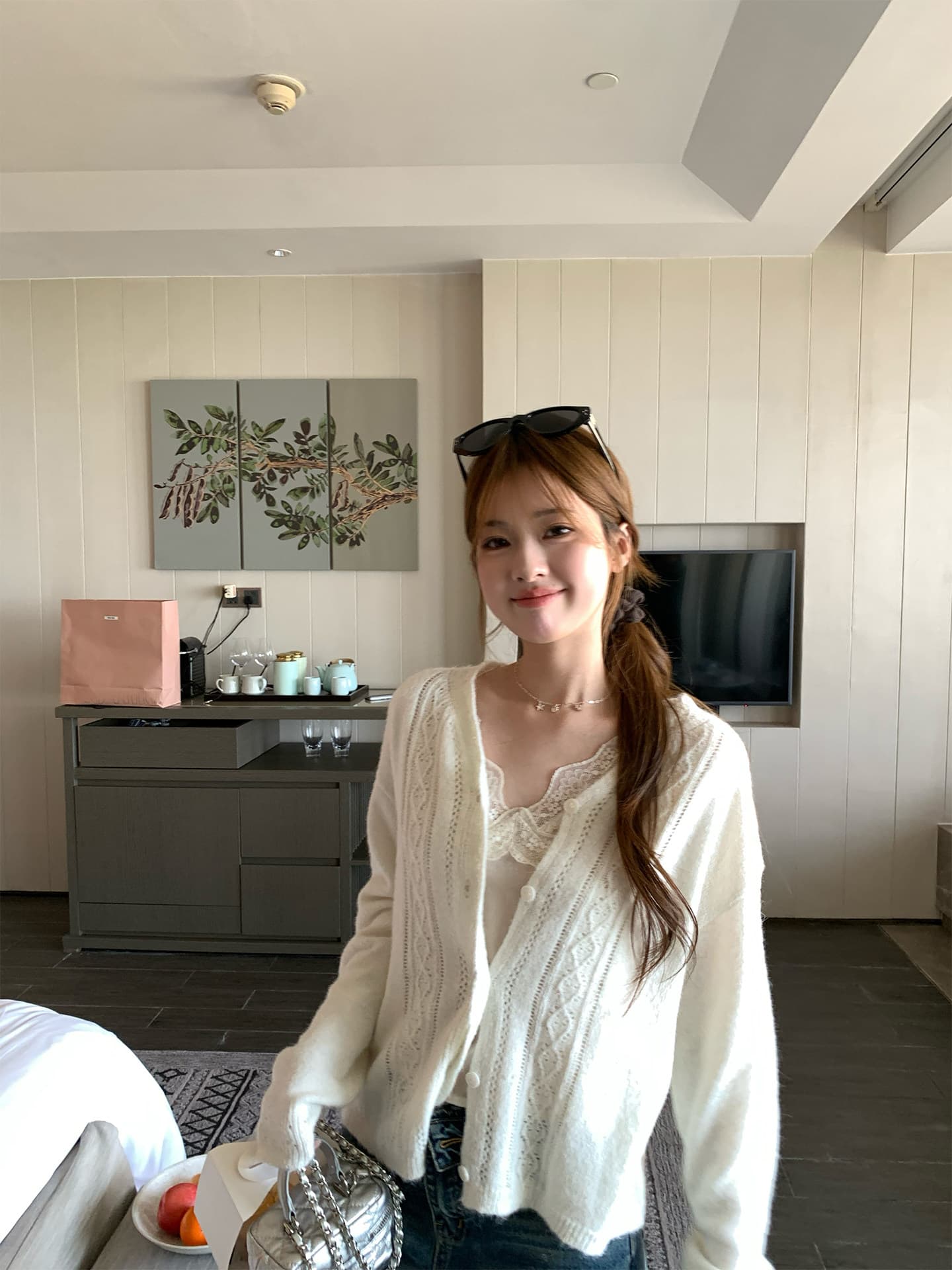 부드러운 바람 우유 화이트 V넥 트위스트 꽃 니트 오픈 가디건 여성 이른 가을 새로운 와이드 부드러운 찹쌀 출퇴근 바람 외부 잡아라. 의류 이미지 3