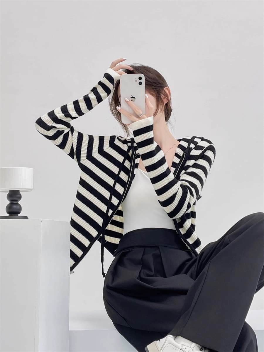 흑백 줄무늬 니트 기본 셔츠 슬림해 보이는 몸매 가꾸기 질감 디자인 센스 긴팔 가을 겨울 다용도 지퍼 후드 맨위