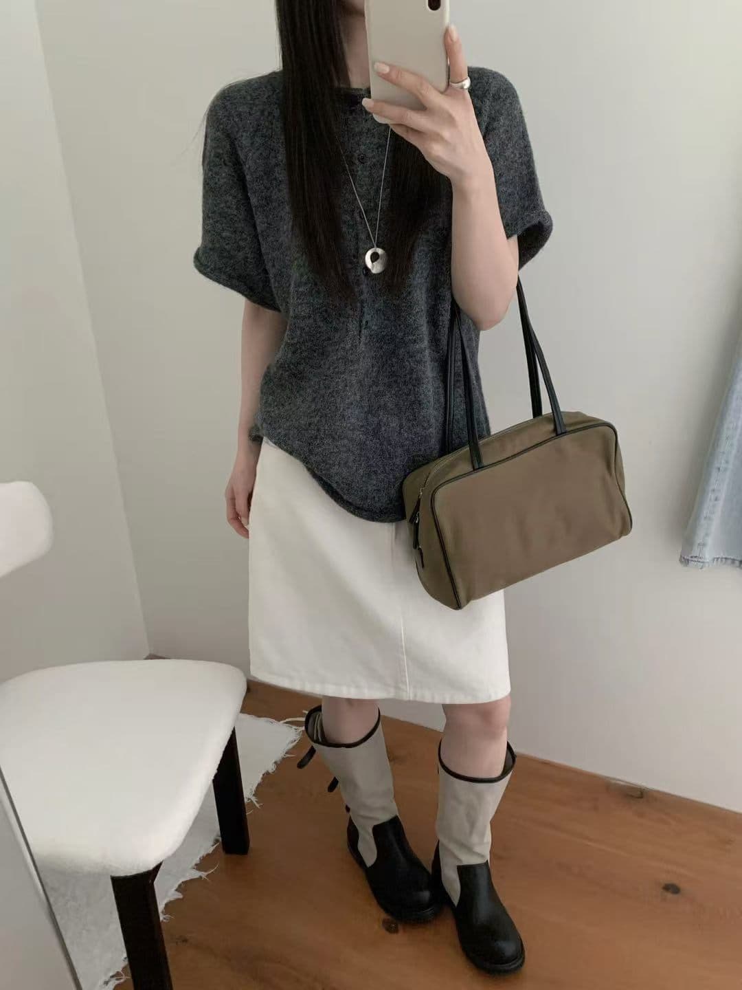 한 부서 미니멀리즘 반 개방 버클 라운드 넥 반팔 니트 스웨터 여성 가을 다용도 단색 삽입 어깨 소매 부드러운 찹쌀 쇼트 스타일 스웨터 이미지 4
