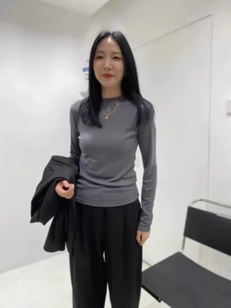 화이트 라운드 넥 기본 셔츠 여성 가을 겨울철 2026 새로운 몸매 가꾸기 인사이드 가져 가라. 긴팔 티셔츠 고급 센스 외출용 맨위 이미지 2