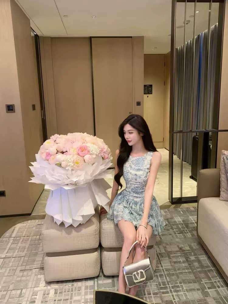 justqin 얼음의 아름다움 2026 새로운 여름 드레스 블루 꽃 미니 스커트 허리 수축 치마 섹시함 품격 여성 드레스 이미지 2
