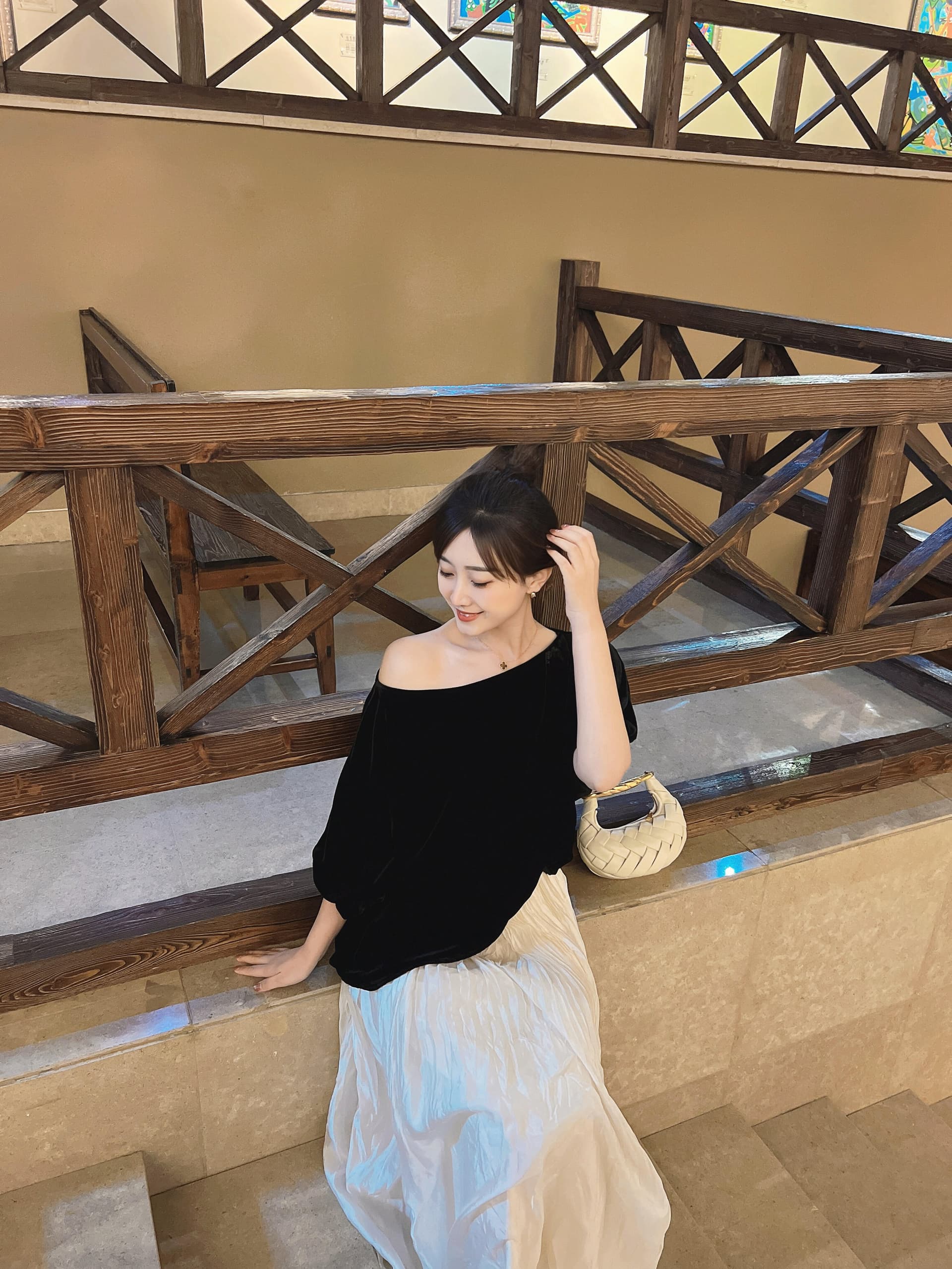 봄 여름 블랙 아이리스 소금 부서 빛 요리 한 디자인 센스 블라우스 망토 실크 벨벳 맨위 반신 치마 세트 여성 상세 이미지 6