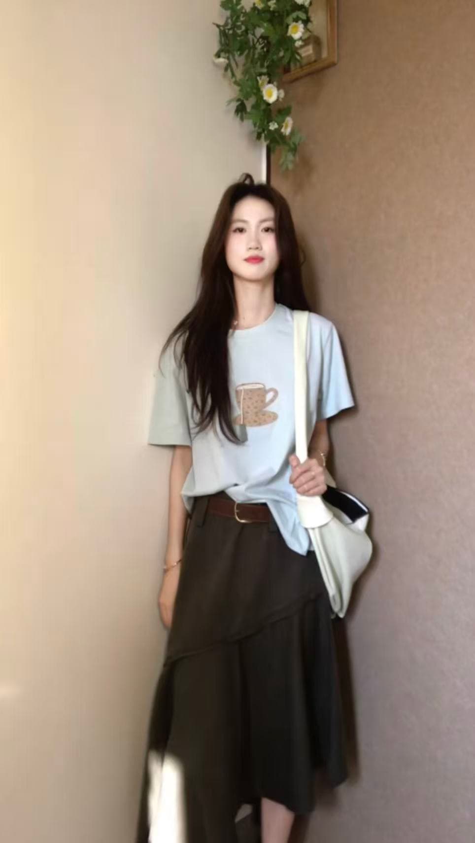 찻잔 프린트 반팔 티셔츠 여성 여름 예술 건강 루즈핏 슬림해 보이는 아메리칸 레트로 불규칙 반신 치마 세트 이미지 2