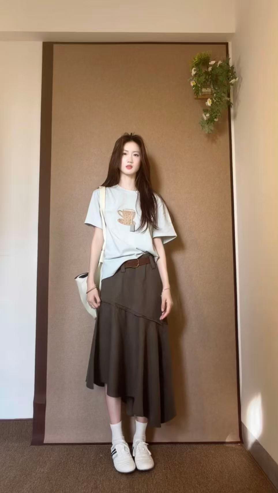찻잔 프린트 반팔 티셔츠 여성 여름 예술 건강 루즈핏 슬림해 보이는 아메리칸 레트로 불규칙 반신 치마 세트 이미지 3