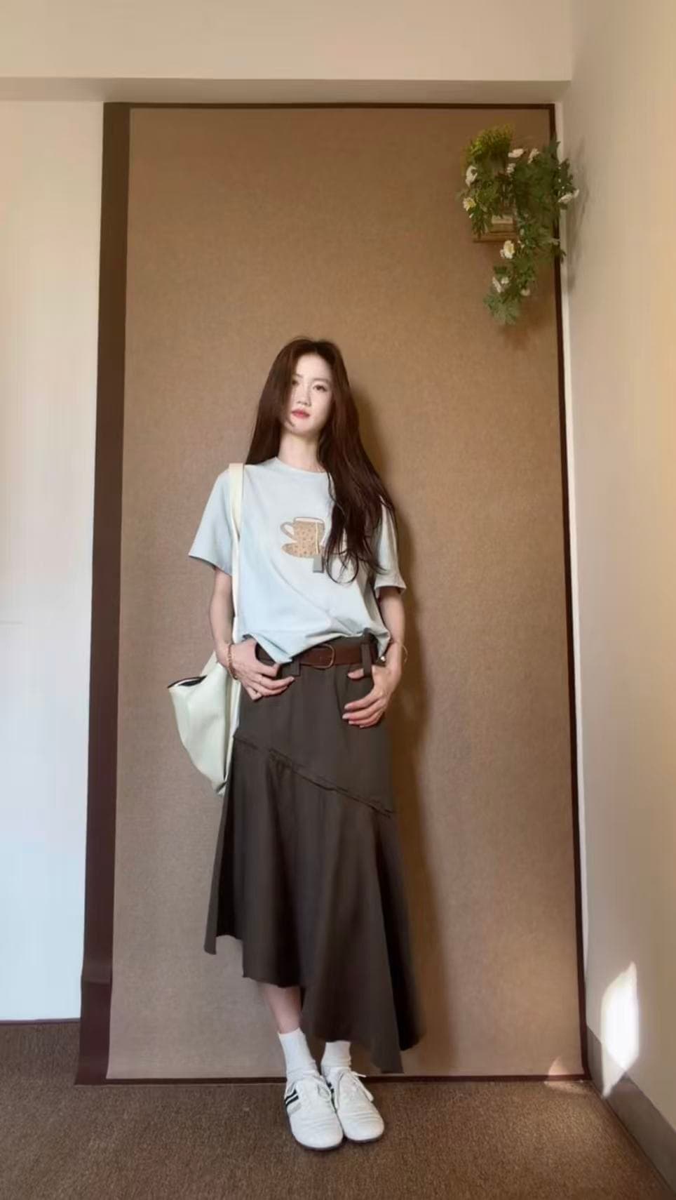 찻잔 프린트 반팔 티셔츠 여성 여름 예술 건강 루즈핏 슬림해 보이는 아메리칸 레트로 불규칙 반신 치마 세트 이미지 4