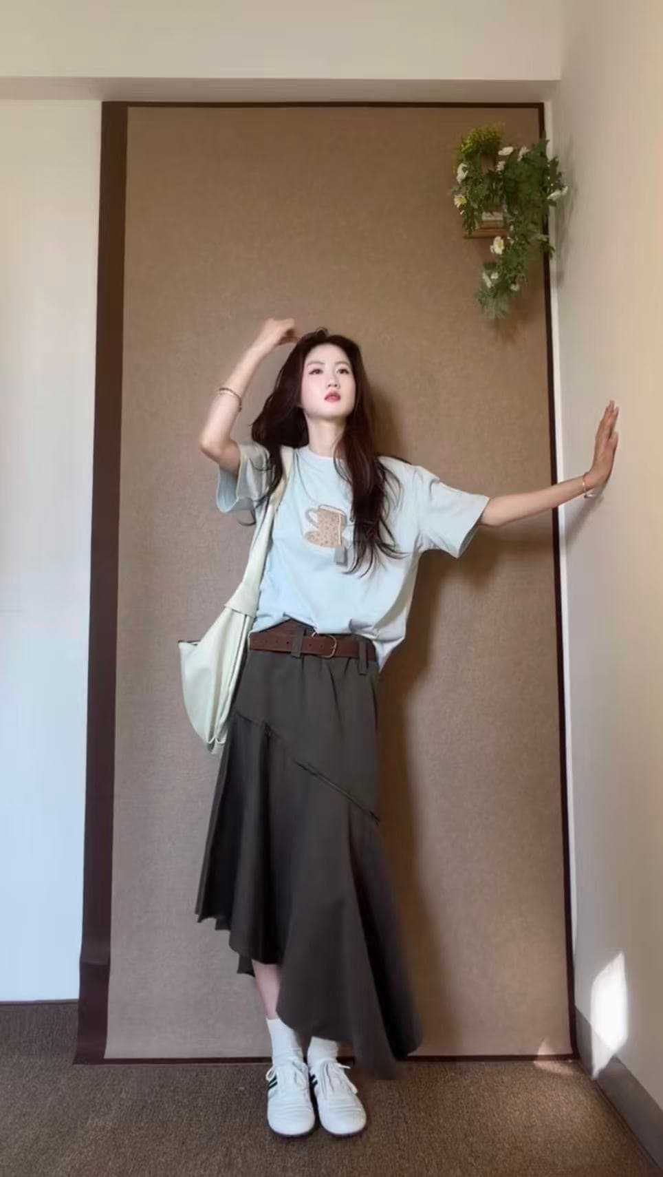 찻잔 프린트 반팔 티셔츠 여성 여름 예술 건강 루즈핏 슬림해 보이는 아메리칸 레트로 불규칙 반신 치마 세트 상세 이미지 4