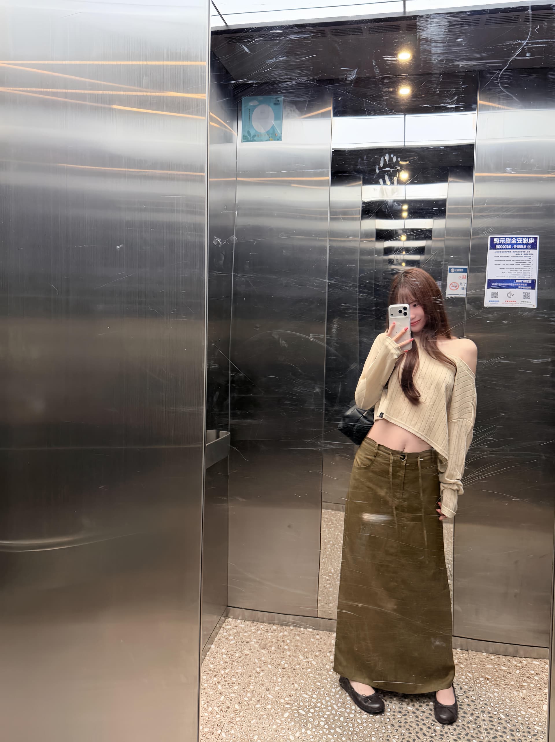 순수한 욕망 섹시함 바람 비스듬한 어깨 얇은 스타일 긴팔 티셔츠 여성 자이언트 잘 생긴 ~ 중 캐주얼 핫걸 이슬 뼈의 쇼트 스타일 착용 잡아라. 의류 상세 이미지 3