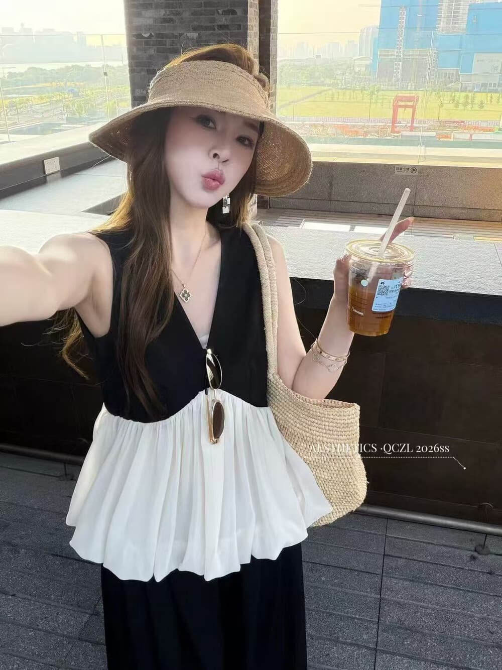 여름 새로운 프랑스식 품격 흑인과 백인 패치워크 색상 프릴 V넥 조끼 민소매 맨위 루즈핏 슬림해 보이는 긴 바지 세트 상세 이미지 8