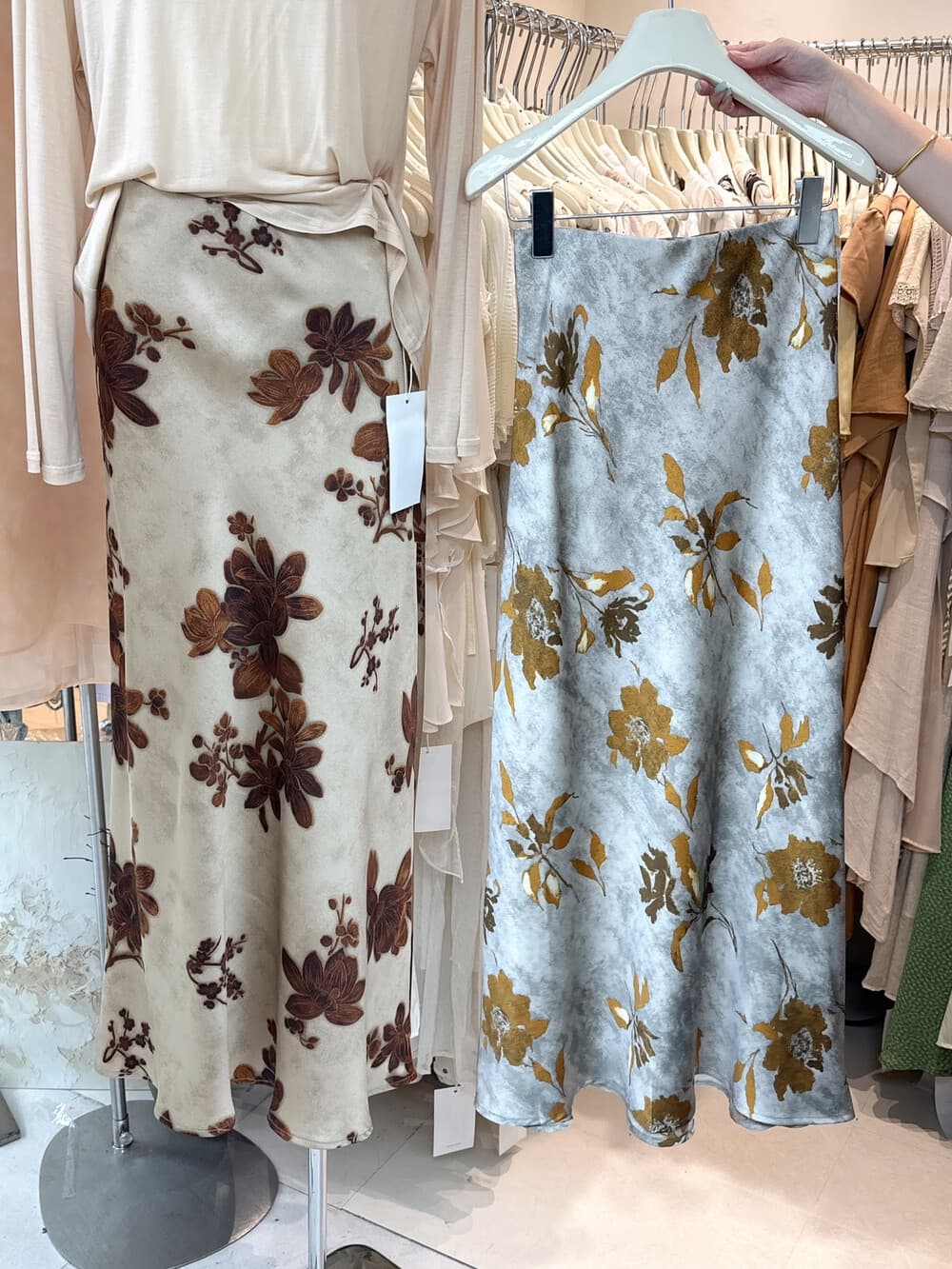 2026 여름 새로운 여성 문예 레트로 프린트 반신 스커트 허리밴드 슬림해 보이는 한 마디 롱 스커트 휴가 바람 치마