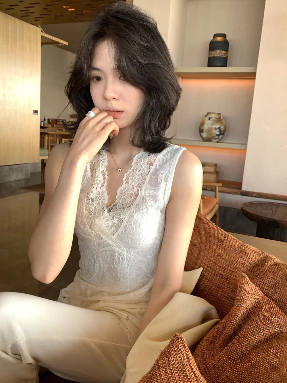 프랑스식 부드러운 바람 화이트 레이스 V넥 조끼 여성 2026 년 봄 연령 감소 스택 착용 맨위
