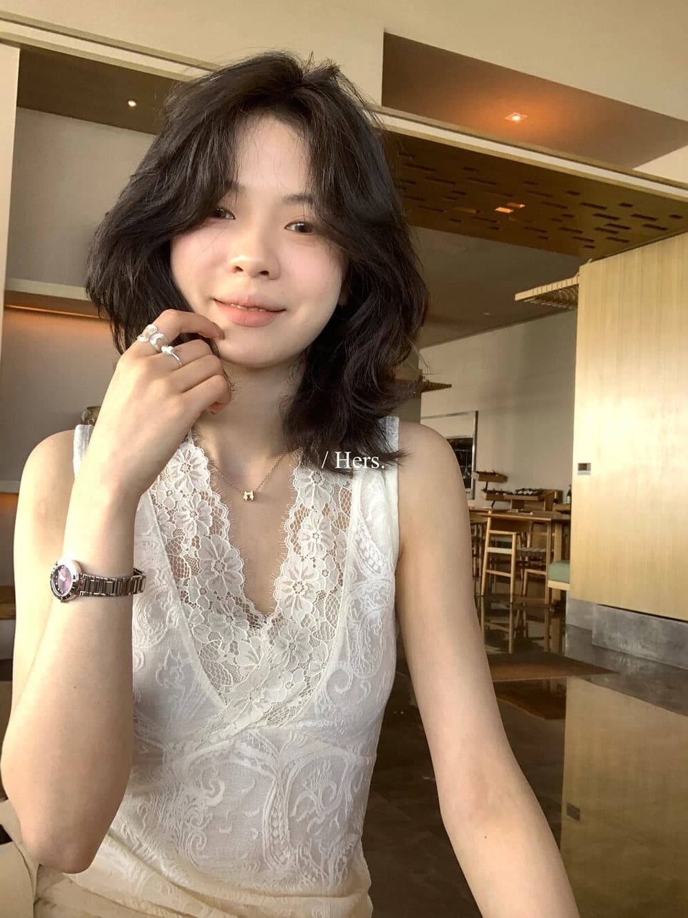 프랑스식 부드러운 바람 화이트 레이스 V넥 조끼 여성 2026 년 봄 연령 감소 스택 착용 맨위 상세 이미지 5