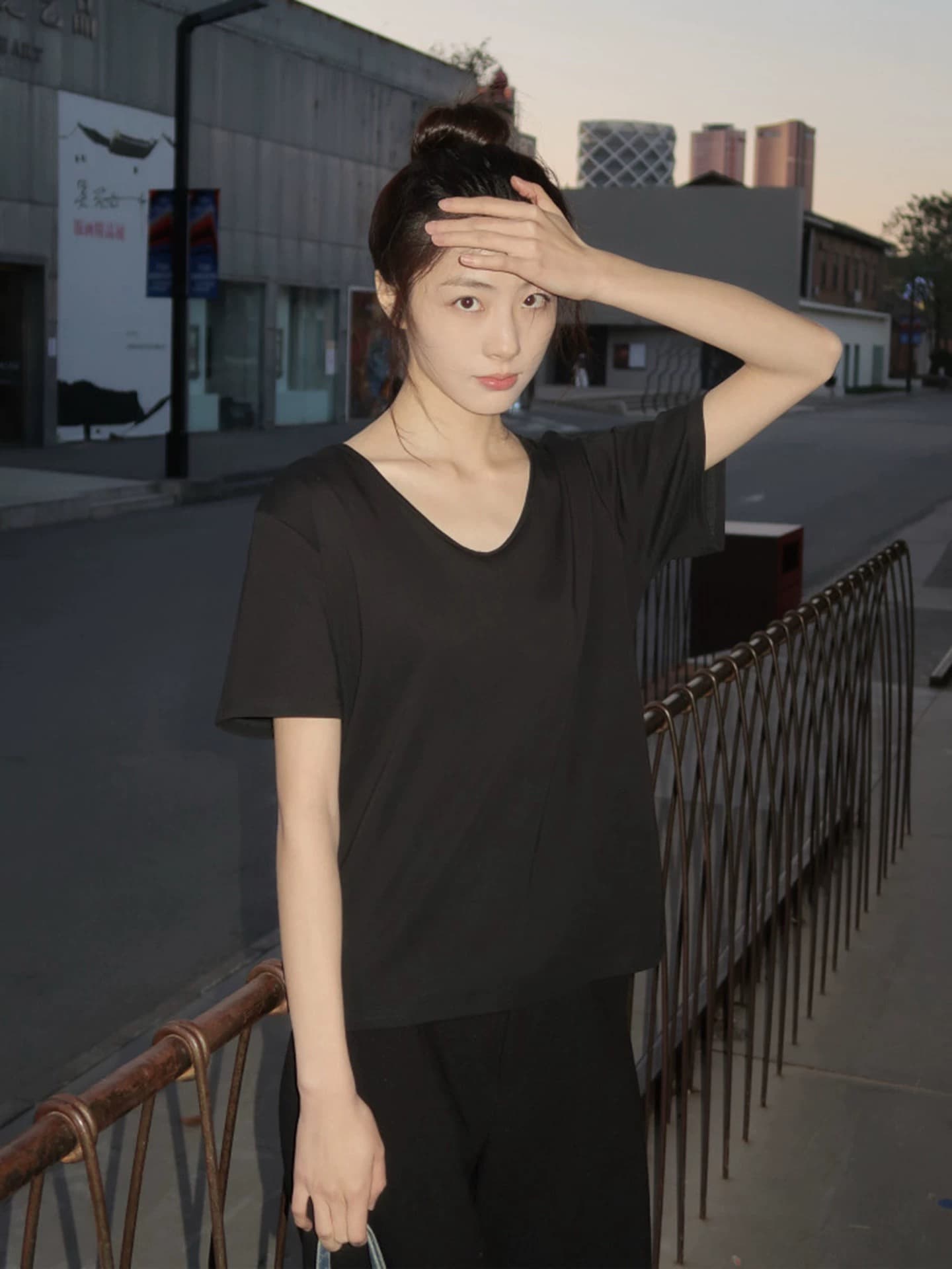 한 부서 느슨함 센스 u 칼라 긍정적 인 어깨 반팔 화이트 티셔츠 여성 여름 오래된 돈 바람 느긋한 루즈핏 슬림해 보이는 캐주얼 맨위 이미지 3