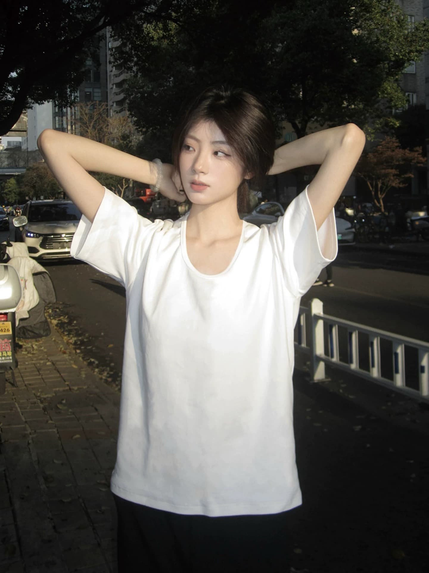 한 부서 느슨함 센스 u 칼라 긍정적 인 어깨 반팔 화이트 티셔츠 여성 여름 오래된 돈 바람 느긋한 루즈핏 슬림해 보이는 캐주얼 맨위 상세 이미지 5