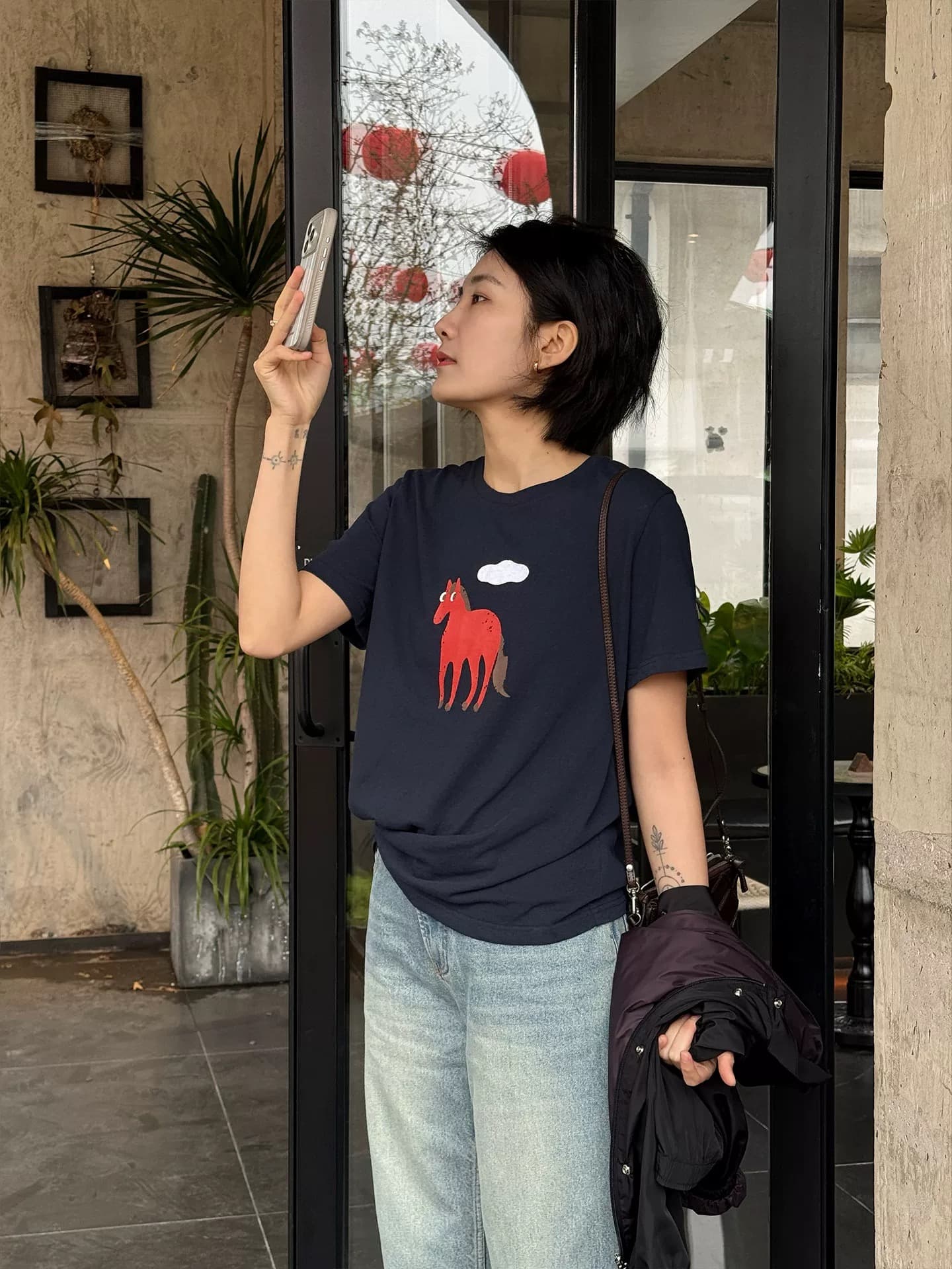 레트로 해군 프린트 라운드 넥 반팔 티셔츠 여성 여름 얇은 루즈핏 캐주얼 Chic 반소매 만나는 긍정적 인 어깨 의류 상세 이미지 3