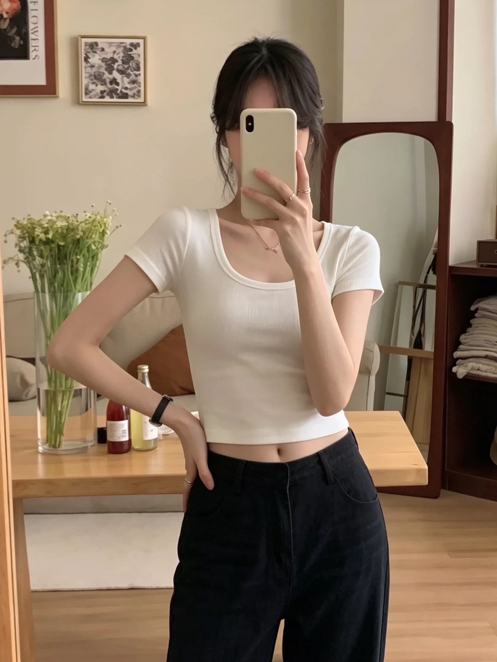 2026 여름 새로운 한 부서 화이트 u 칼라 리브 반팔 티셔츠 여성 긍정적 인 어깨 얇은 스타일 몸매 가꾸기 쇼트 스타일 이슬 허리 위로 의류 상세 이미지 5