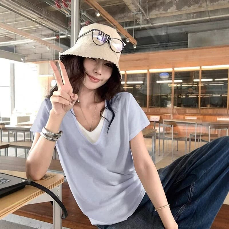 느긋한 바람 회색 페이크 레이어드 V넥 반팔 티셔츠 여성 여름 디자인 센스 루즈핏 캐주얼 느슨함 센스 긍정적 인 어깨 의류 이미지 3
