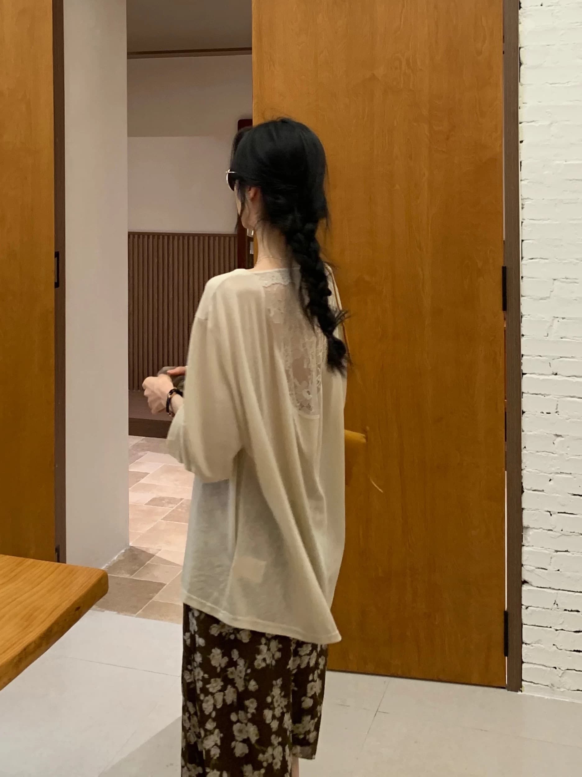 베이지 색 백리스 레이스 눈꽃 면 티셔츠 여성 여름 긴팔 얇고 가벼운 도루 센스 자외선 차단 블라우스 슬림해 보이는 맨위 이미지 4