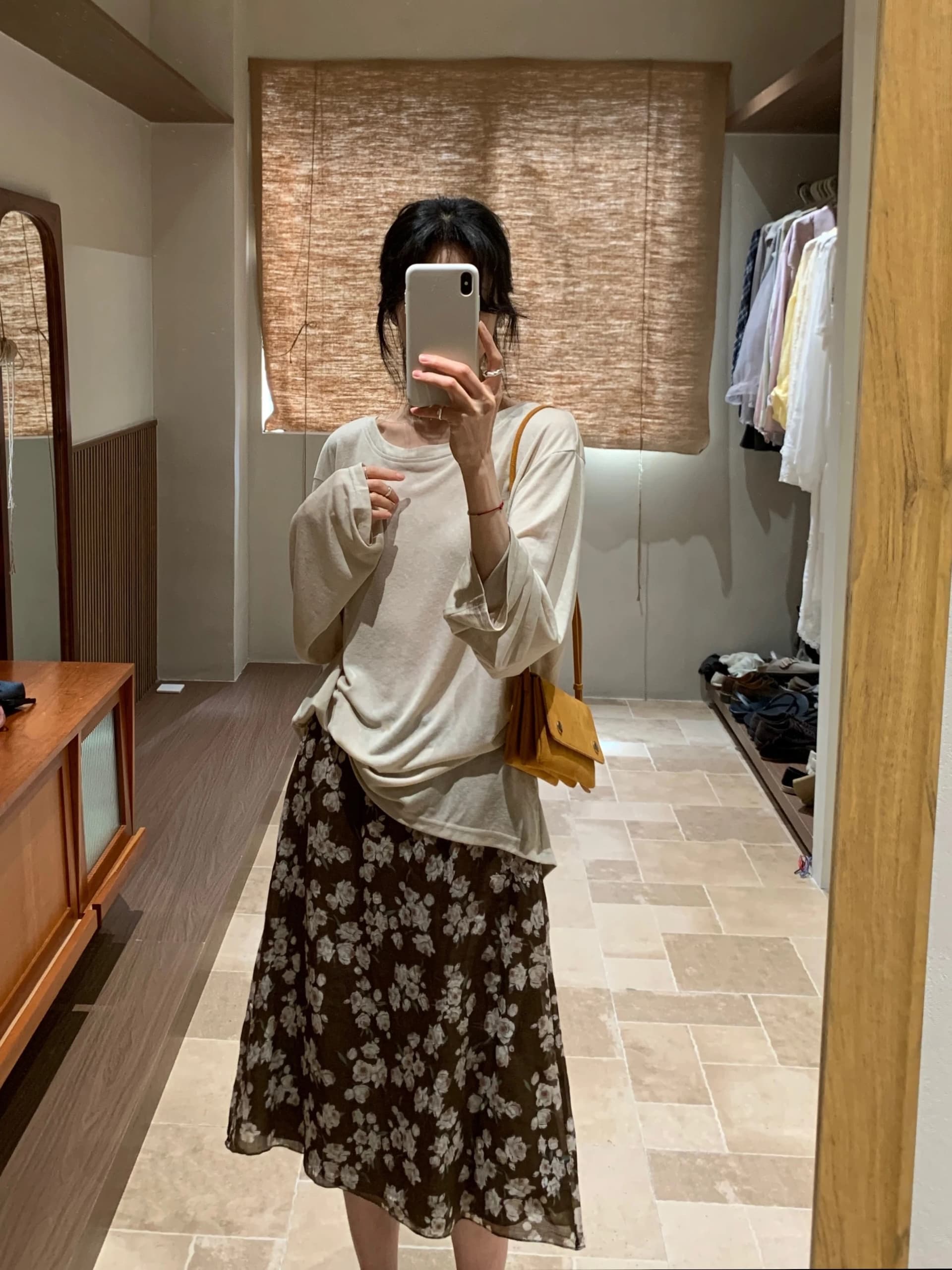 베이지 색 백리스 레이스 눈꽃 면 티셔츠 여성 여름 긴팔 얇고 가벼운 도루 센스 자외선 차단 블라우스 슬림해 보이는 맨위 상세 이미지 5