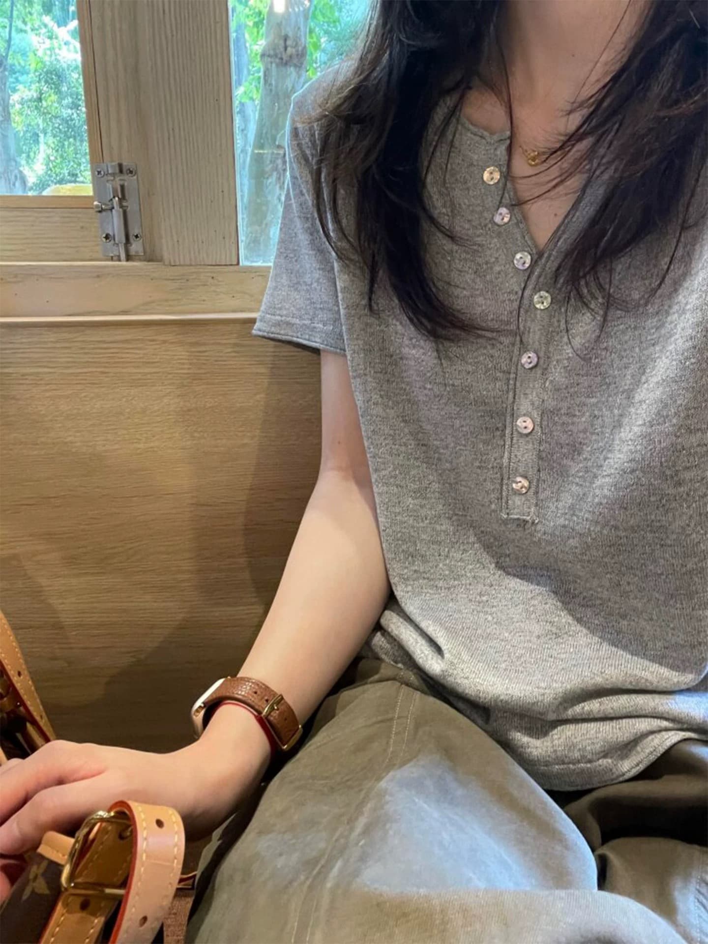 복잡한 고대 돈 바람 회색 반 개방 V넥 반팔 티셔츠 여성 여름 캐주얼 느슨함 느긋한 바람 긍정적 인 어깨 얇은 스타일 맨위