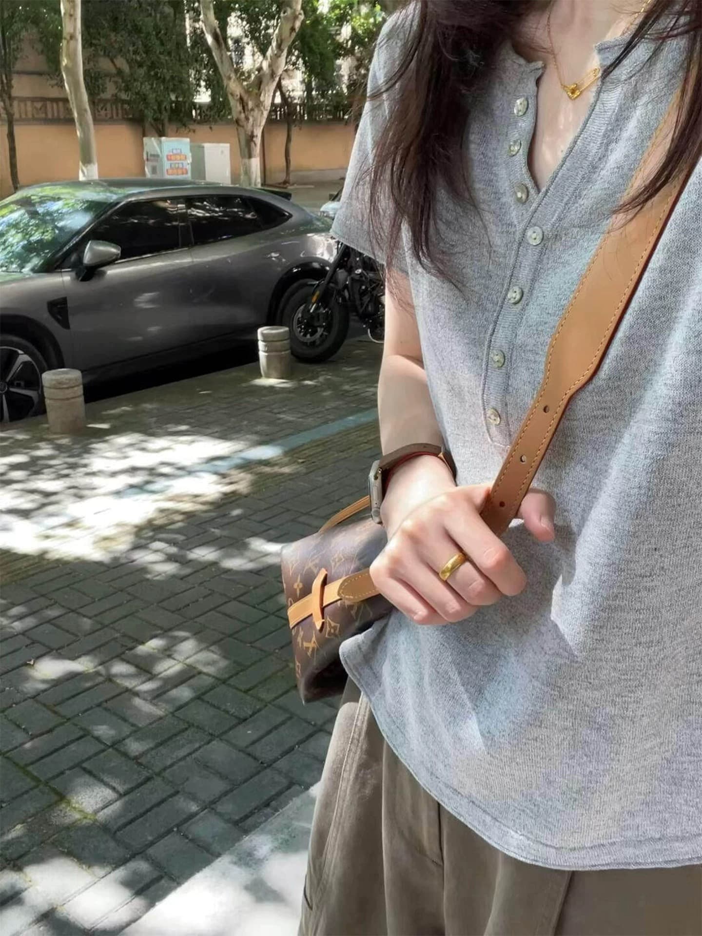 복잡한 고대 돈 바람 회색 반 개방 V넥 반팔 티셔츠 여성 여름 캐주얼 느슨함 느긋한 바람 긍정적 인 어깨 얇은 스타일 맨위 이미지 3