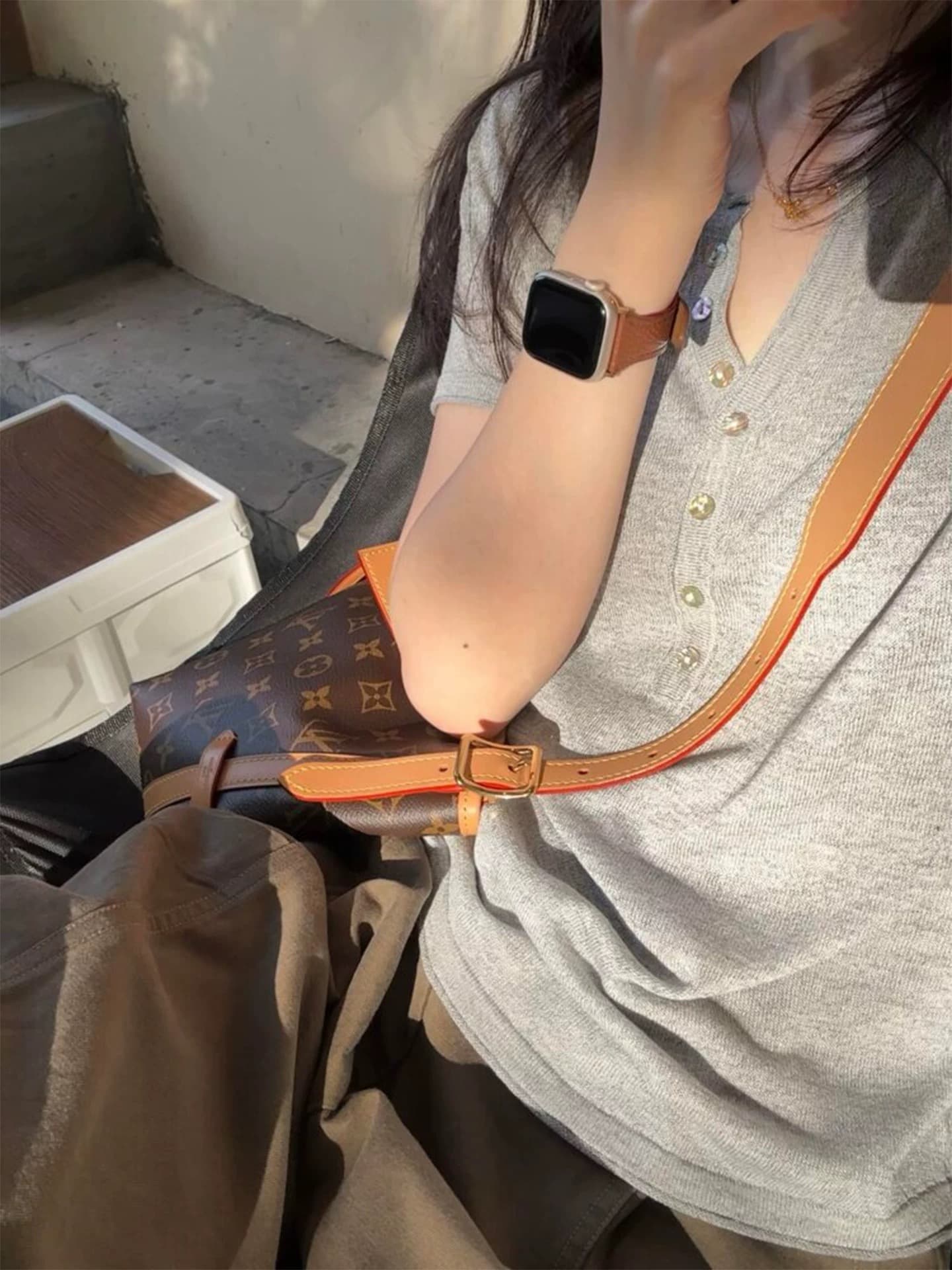복잡한 고대 돈 바람 회색 반 개방 V넥 반팔 티셔츠 여성 여름 캐주얼 느슨함 느긋한 바람 긍정적 인 어깨 얇은 스타일 맨위 이미지 2