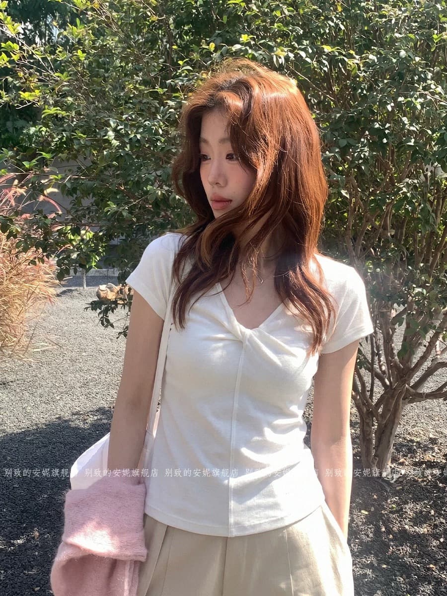한 부서 화이트 비틀림 V넥 긍정적 인 어깨 반팔 티셔츠 여성 여름 핫걸 몸매 가꾸기 쇼트 스타일 동정 품격 아름다운 맨위 상세 이미지 4