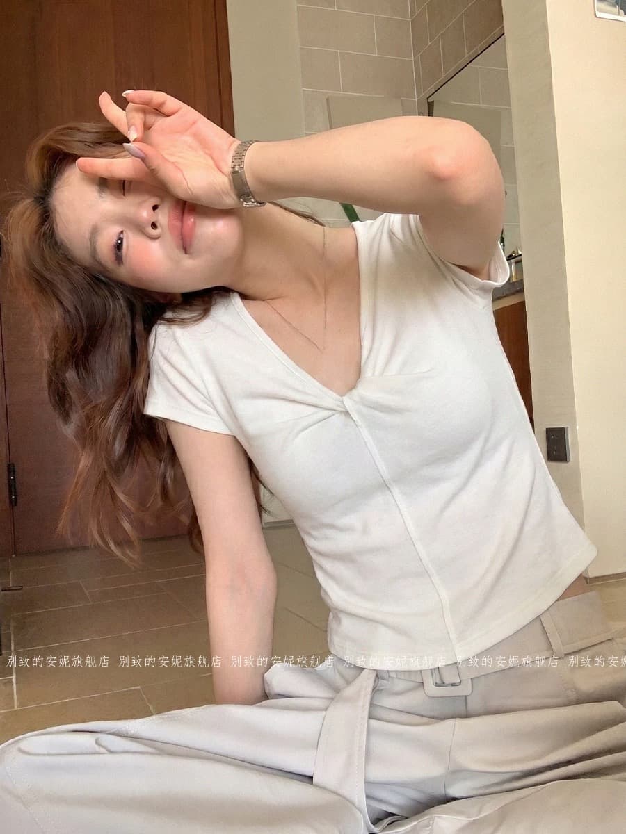 한 부서 화이트 비틀림 V넥 긍정적 인 어깨 반팔 티셔츠 여성 여름 핫걸 몸매 가꾸기 쇼트 스타일 동정 품격 아름다운 맨위 상세 이미지 5