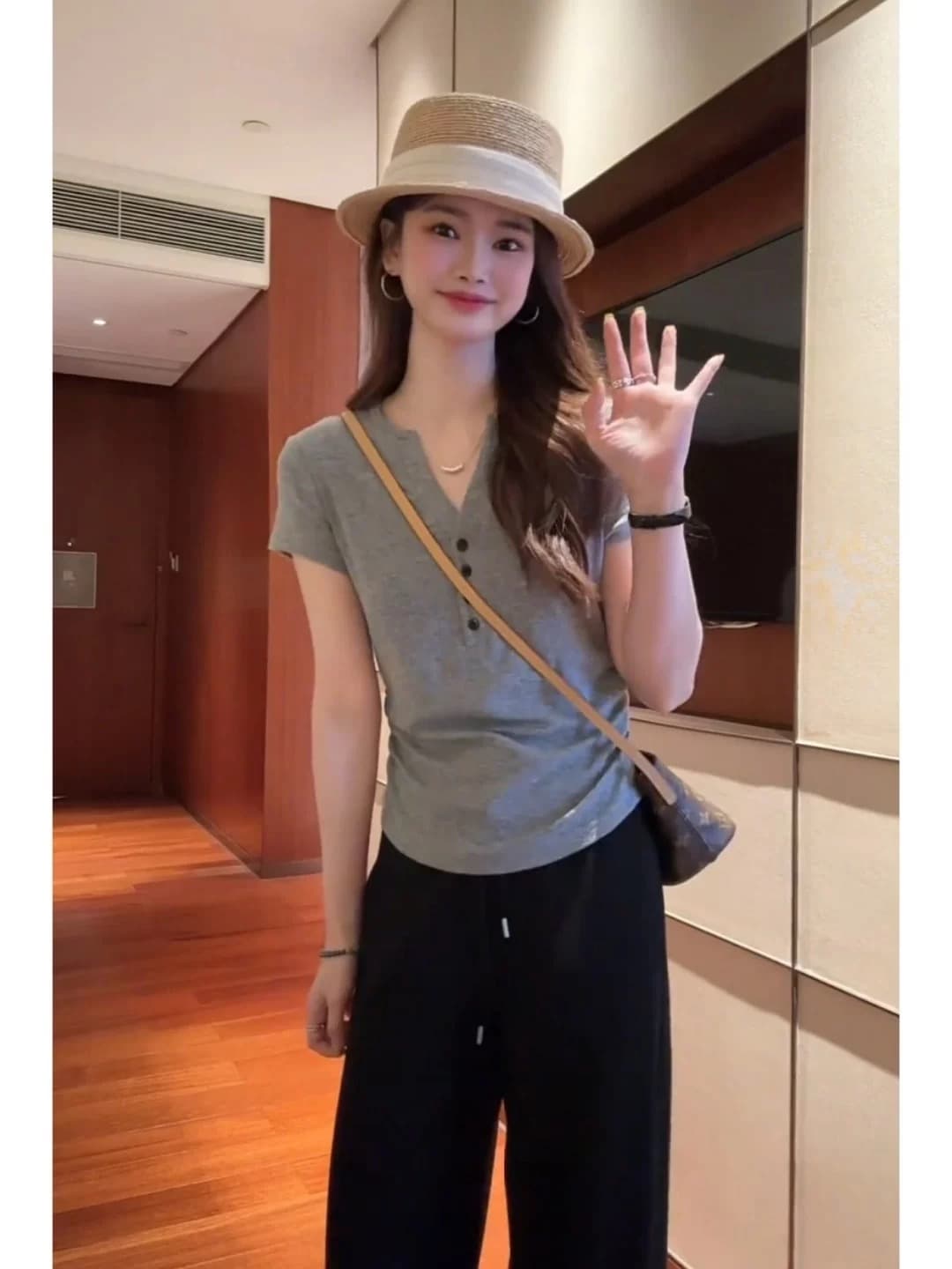 회색 V넥 긍정적 인 어깨 반 개방 칼라 반팔 티셔츠 여성 여름 2026 새로운 고유 한 몸매 가꾸기 맨위