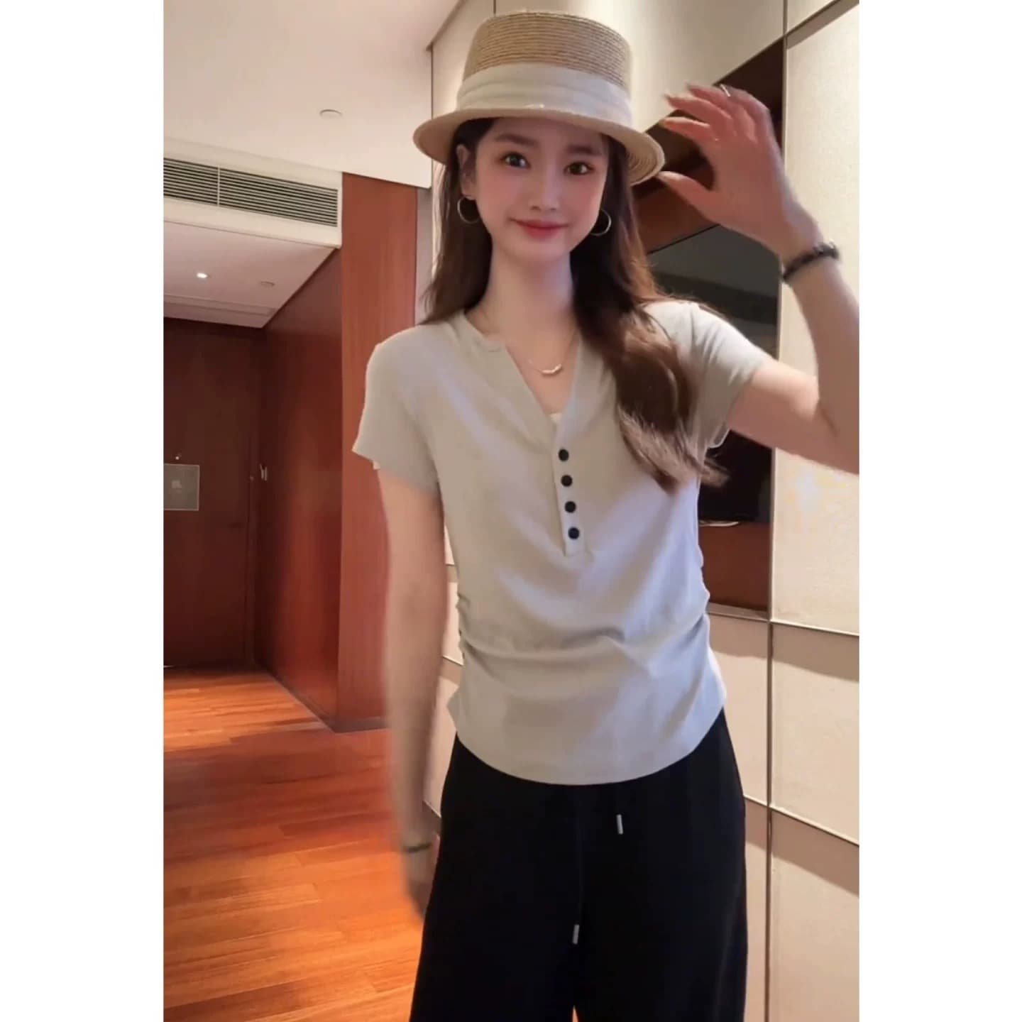 회색 V넥 긍정적 인 어깨 반 개방 칼라 반팔 티셔츠 여성 여름 2026 새로운 고유 한 몸매 가꾸기 맨위 상세 이미지 1