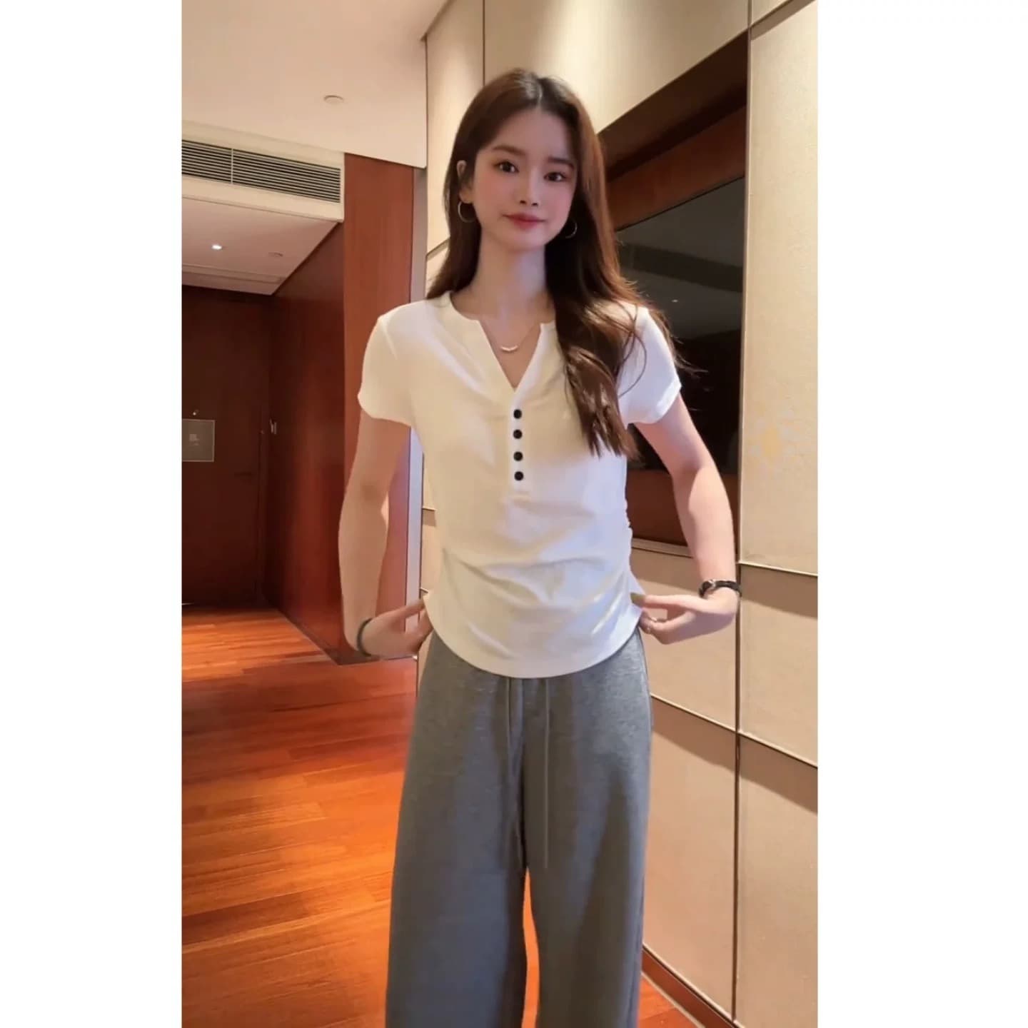 회색 V넥 긍정적 인 어깨 반 개방 칼라 반팔 티셔츠 여성 여름 2026 새로운 고유 한 몸매 가꾸기 맨위 상세 이미지 2