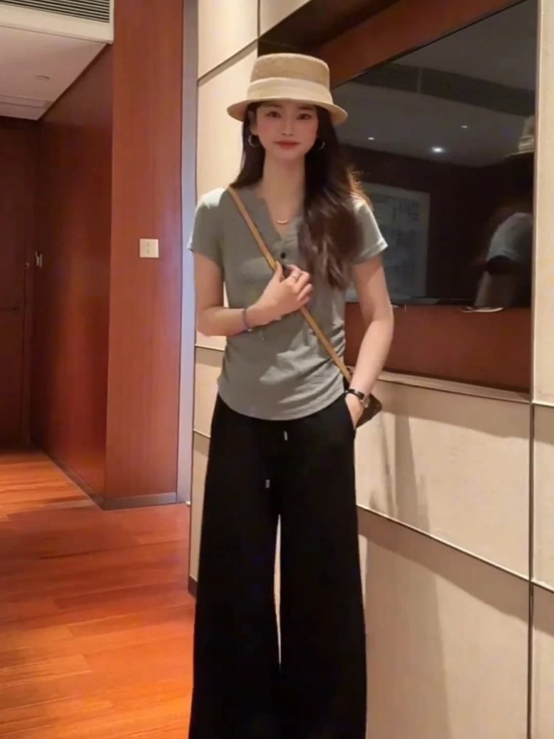 회색 V넥 긍정적 인 어깨 반 개방 칼라 반팔 티셔츠 여성 여름 2026 새로운 고유 한 몸매 가꾸기 맨위 상세 이미지 3
