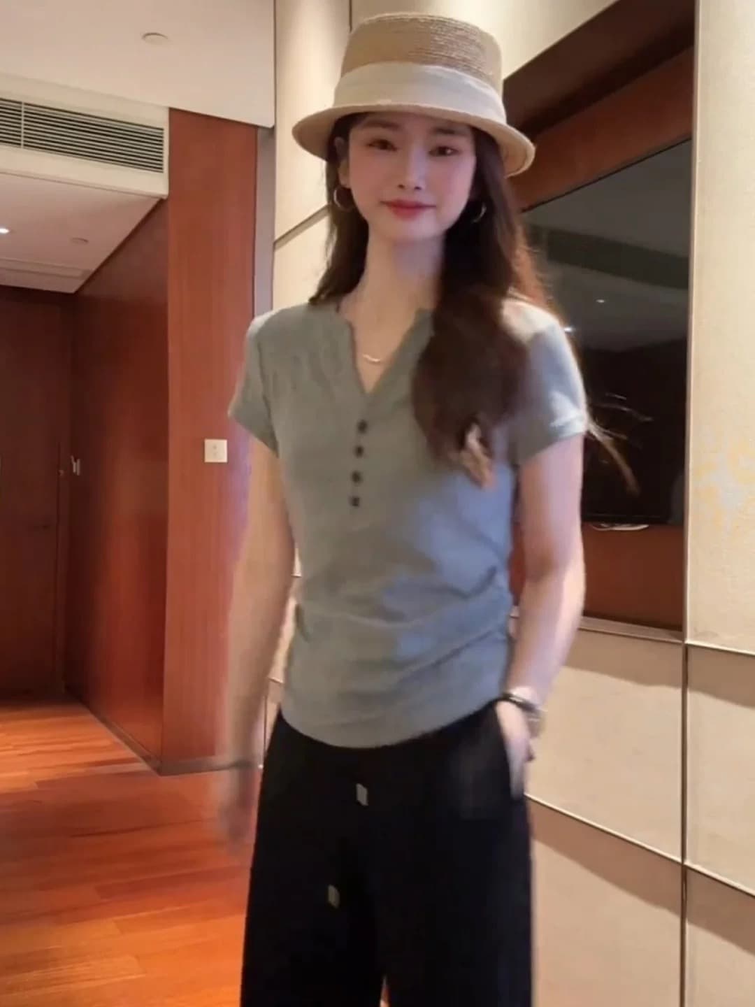 회색 V넥 긍정적 인 어깨 반 개방 칼라 반팔 티셔츠 여성 여름 2026 새로운 고유 한 몸매 가꾸기 맨위 상세 이미지 5