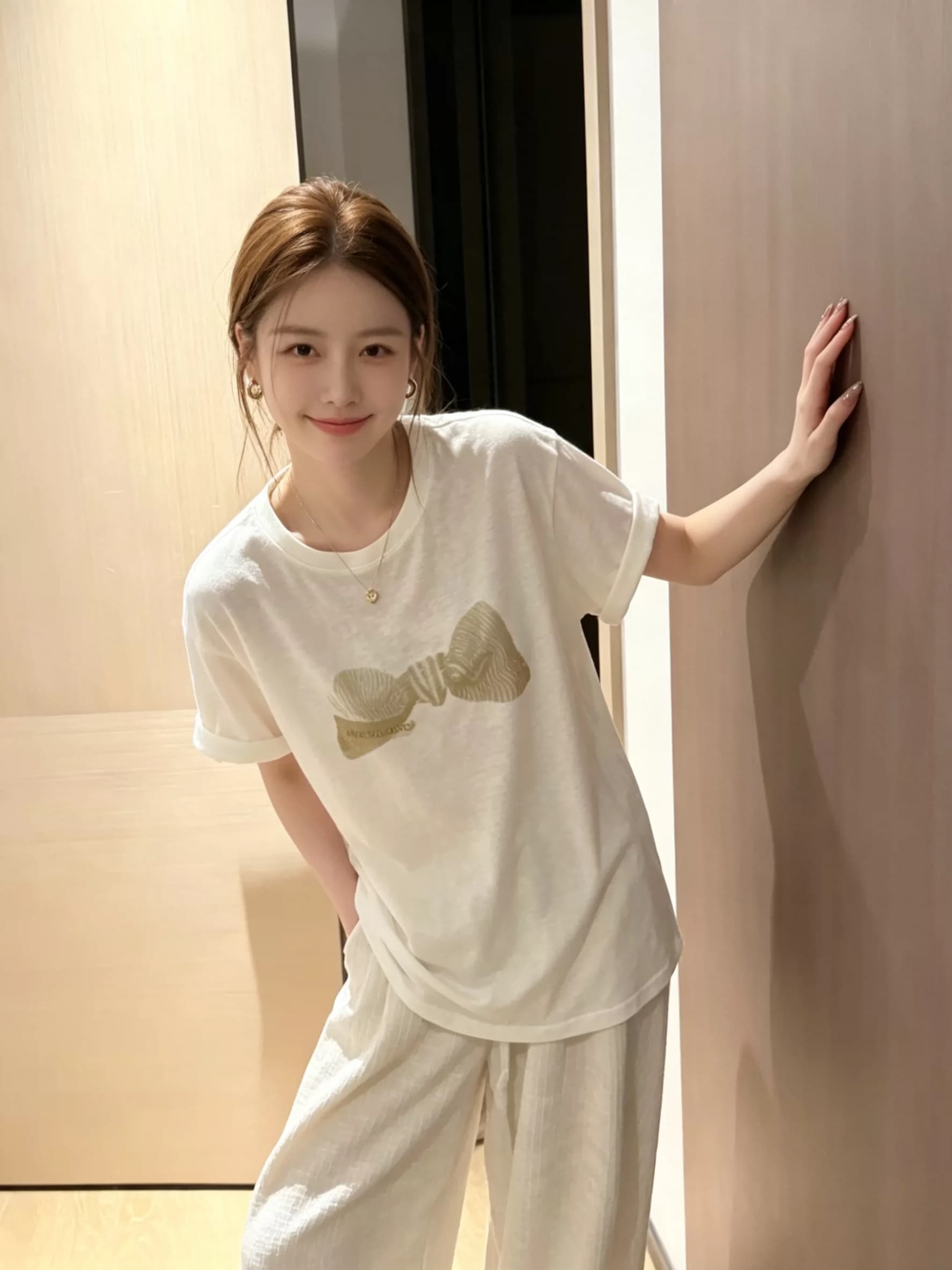 한 부서 나비 매듭 프린트 화이트 반팔 티셔츠 여성 여름 오래된 돈 바람 느슨함 센스 루즈핏 슬림해 보이는 긍정적 인 어깨 의류 이미지 2