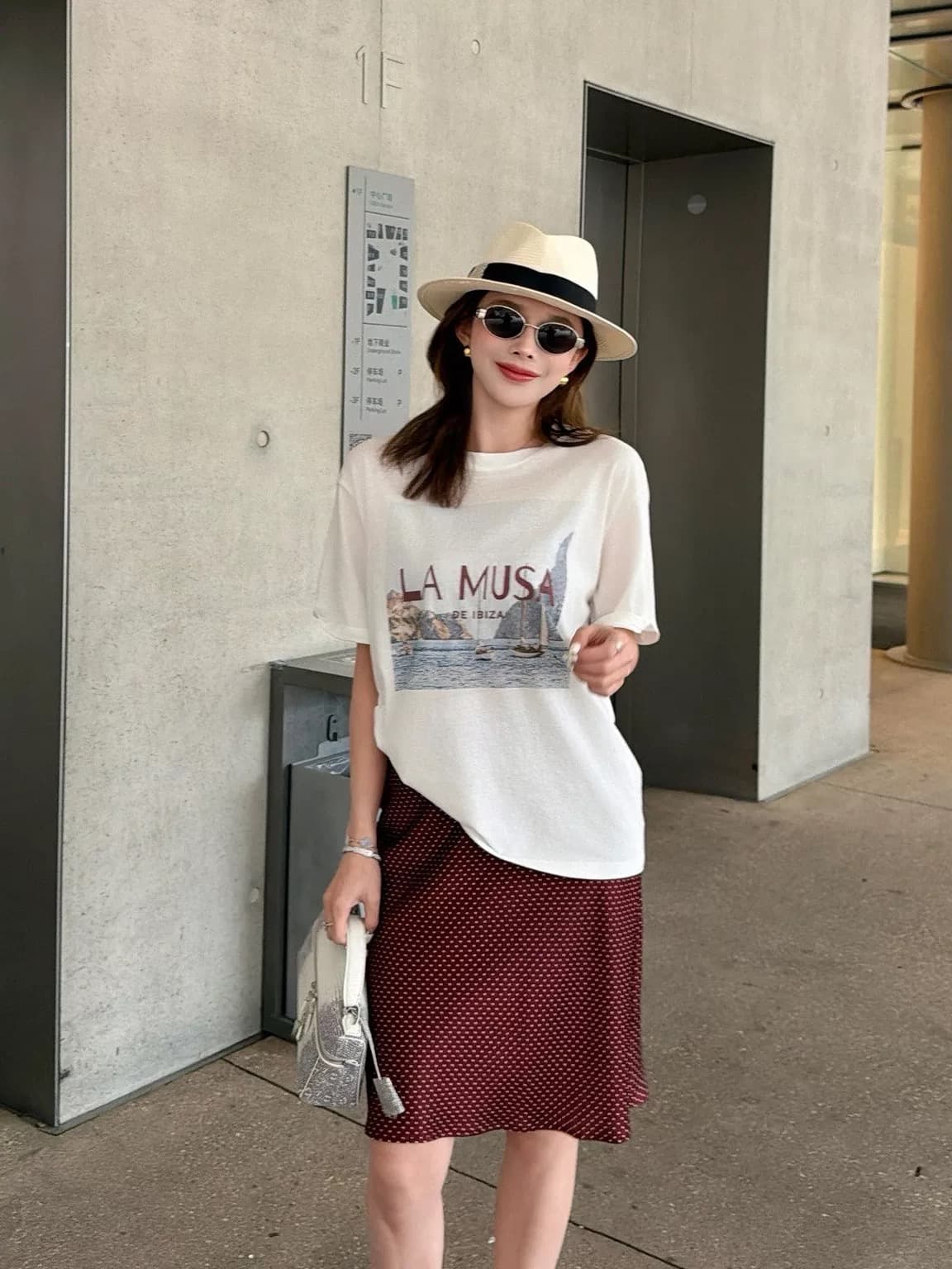 아메리칸 레트로 아마 화이트 프린트 라운드 넥 반팔 티셔츠 여성 여름 루즈핏 느슨함 얇은 스타일 캐주얼 긍정적 인 어깨 의류