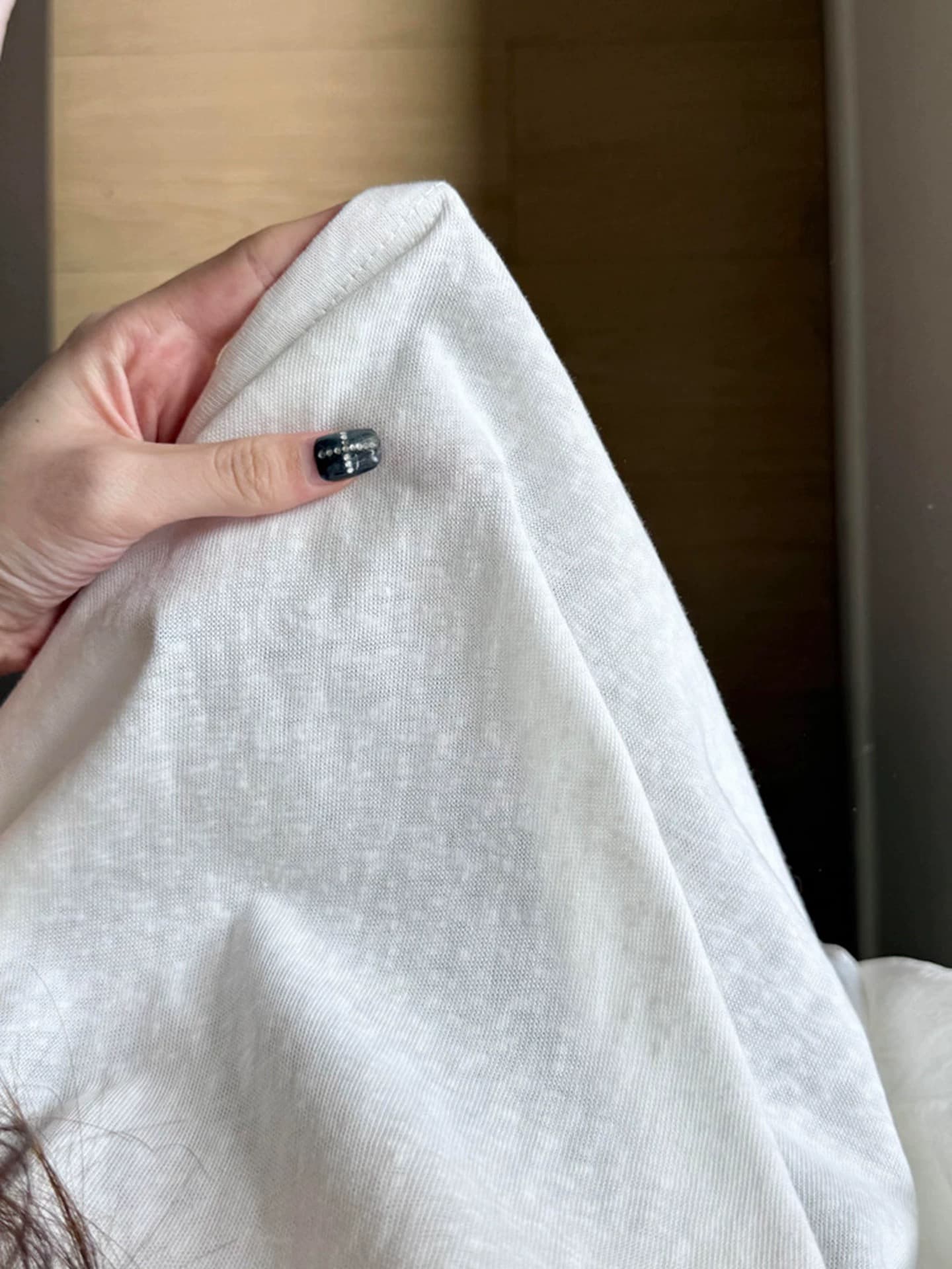 한 부서 느긋한 화이트 V넥 반팔 티셔츠 여성 여름 오래된 돈 바람 느슨함 센스 루즈핏 슬림해 보이는 다용도 긍정적 인 어깨 의류 이미지 4