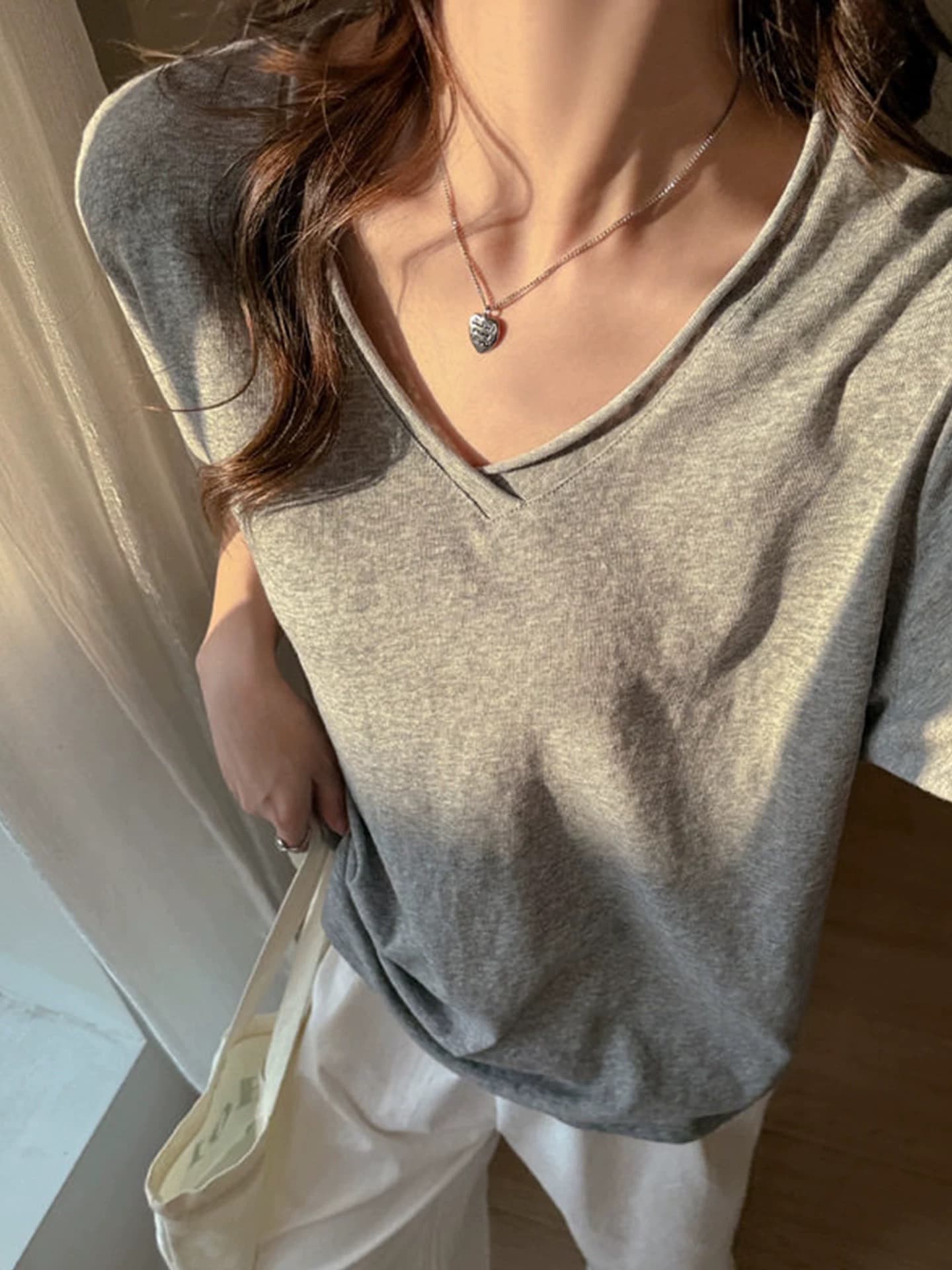 한 부서 느긋한 화이트 V넥 반팔 티셔츠 여성 여름 오래된 돈 바람 느슨함 센스 루즈핏 슬림해 보이는 다용도 긍정적 인 어깨 의류 상세 이미지 3